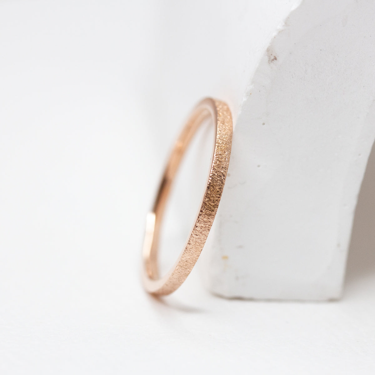 Alliance femme Gina texture pailletée, ruban 1,5 mm, or rouge recyclé Fairmined, joaillerie éthique fabriquée artisanalement à Paris