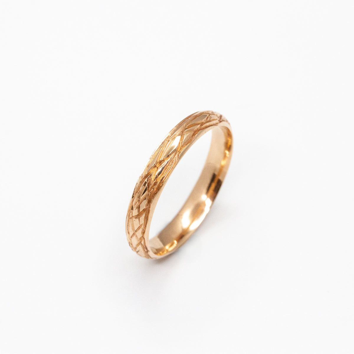 Alliance homme Amandier striée, texture artisanale, demi-jonc intérieur confort 4 mm, or rouge Fairmined, joaillerie éthique fabriquée artisanalement à Paris