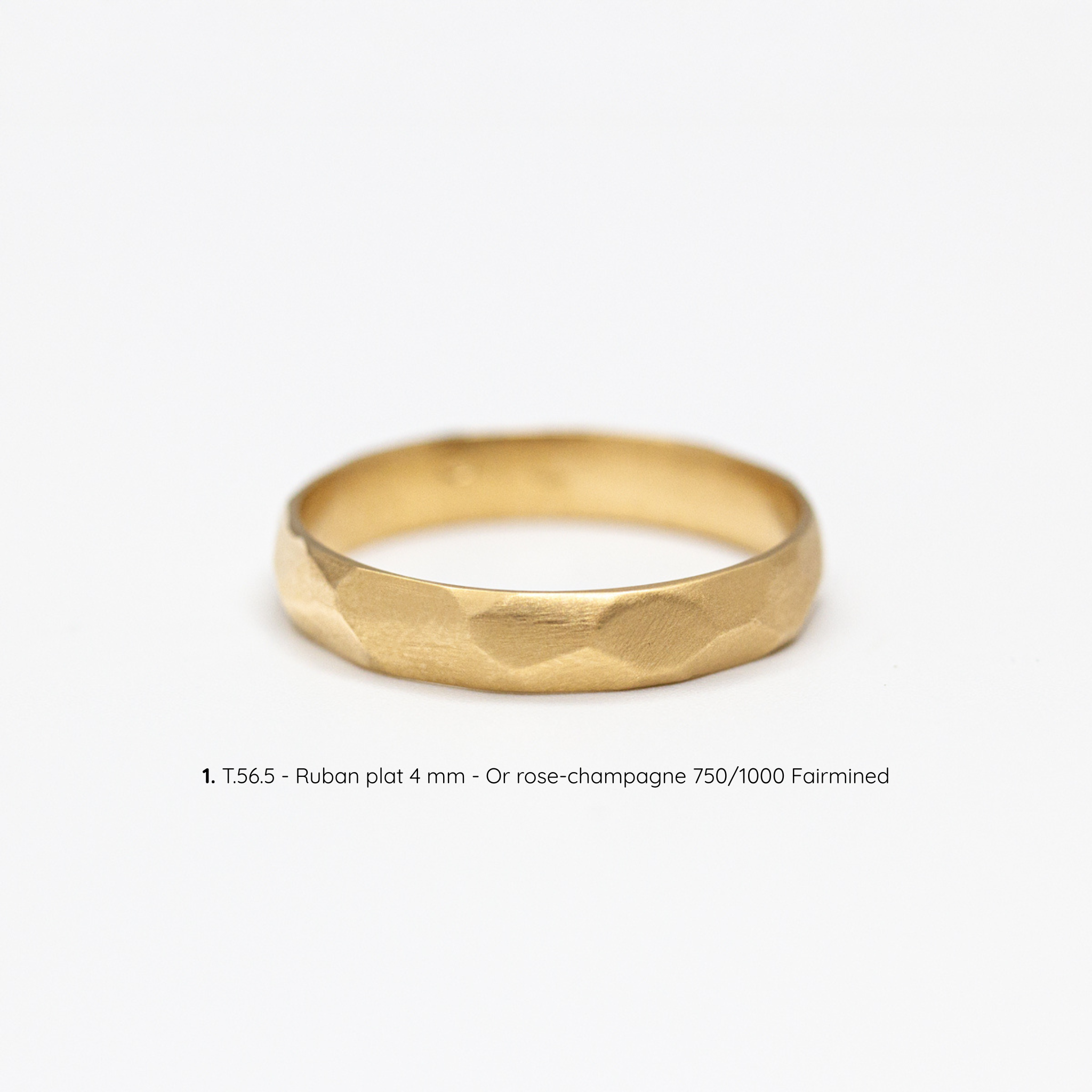 Alliance homme Nisma texture martelée mate, ruban plat 4 mm, taille 56,5, or rose-champagne Fairmined, joaillerie éthique fabriquée artisanalement à Paris