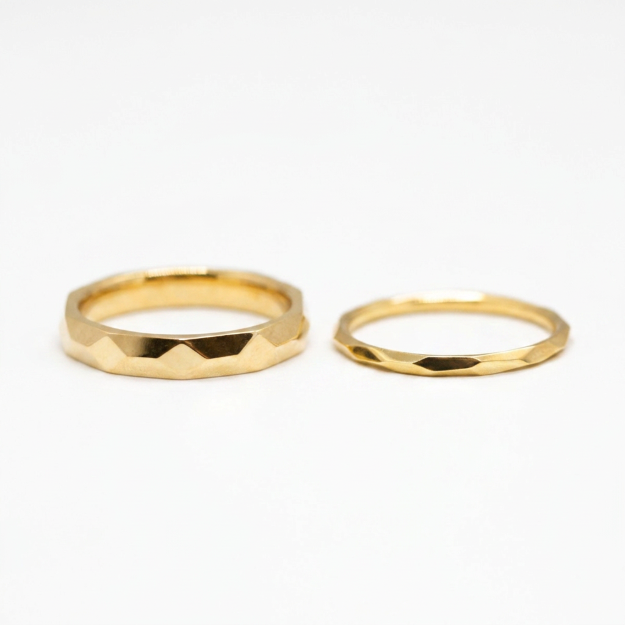 Alliance mixte Isilde texture martelée, ruban plat 3 mm et jonc 1,8 mm, or rose-champagne et or jaune Fairmined, joaillerie éthique fabriquée artisanalement à Paris
