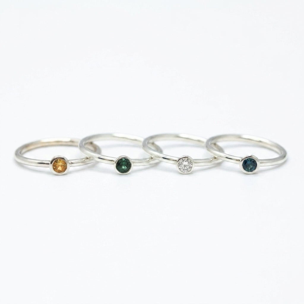 Bague de fiançailles Pierrette solitaire fin, saphir bleu, diamant, tourmaline verte et saphir jaune sertis clos, argent recyclé, joaillerie éthique fabriquée artisanalement à Paris