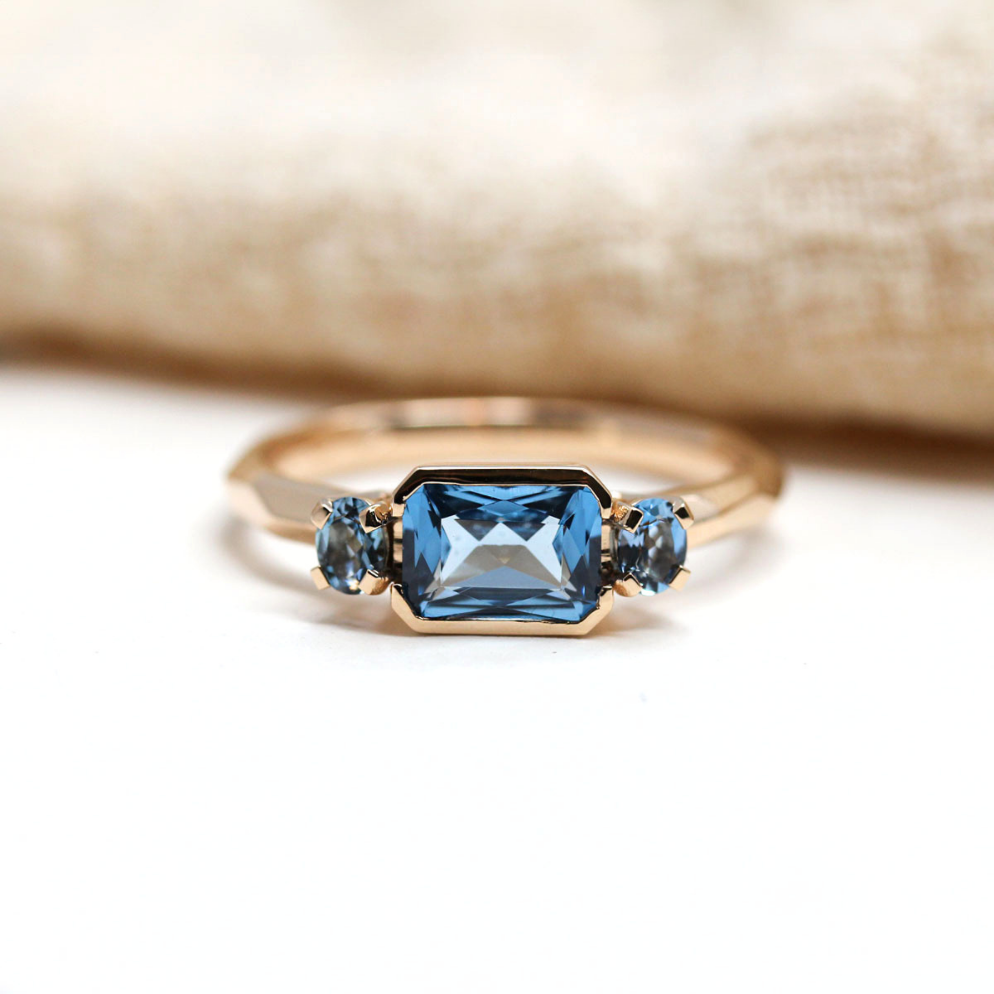 Bijoux sur-mesure.
Bague réalisée en or Fairmined par nos joaillères dans notre atelier parisien.