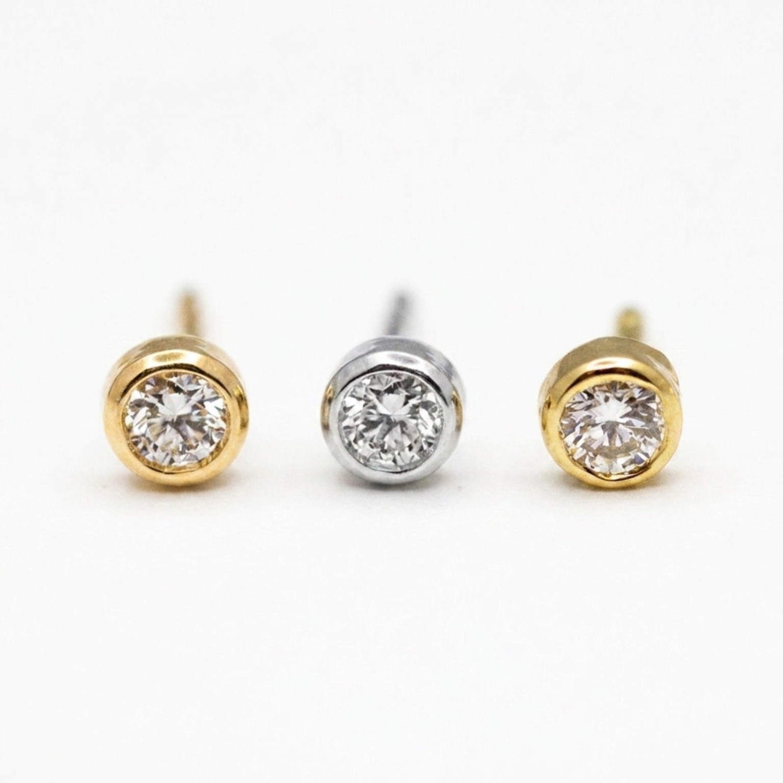 Boucle d'oreille Solférine unité, diamant serti, texture Ulysse, or jaune, rose-champagne et blanc Fairmined, joaillerie éthique fabriquée artisanalement à Paris