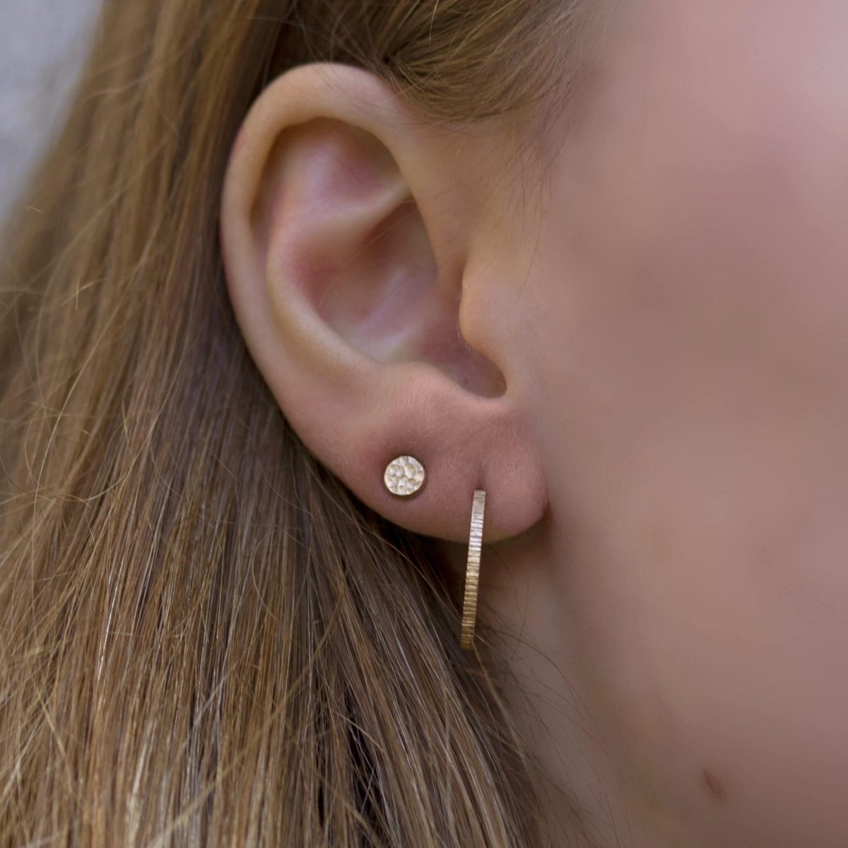 Puces d'oreille Sarita portées et façonnées en or rose-champagne 18 carats Fairmined à Paris