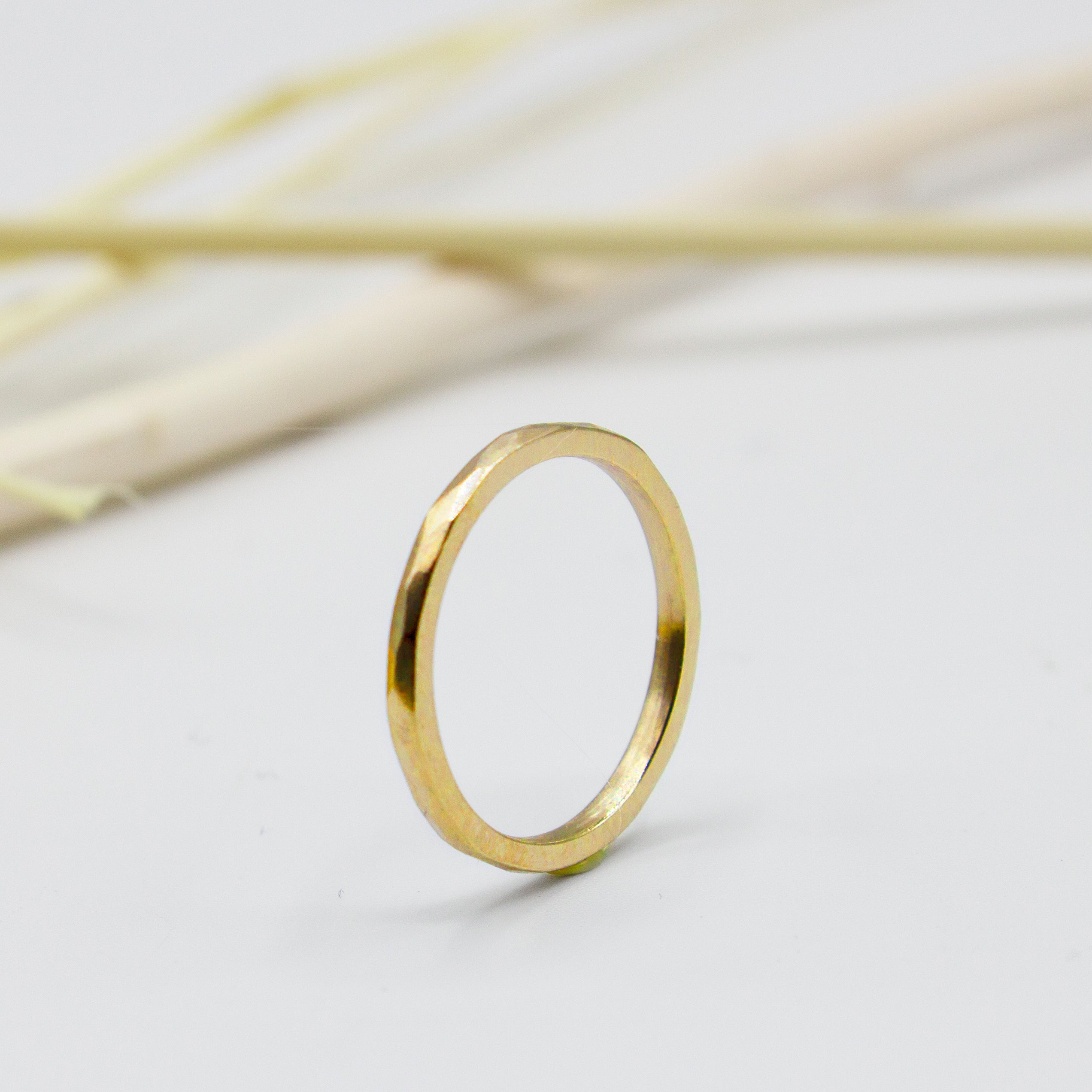Alliance Nisma - ruban luxe 1,5 mm réalisée en or jaune palladié 18 carats Fairmined à Paris