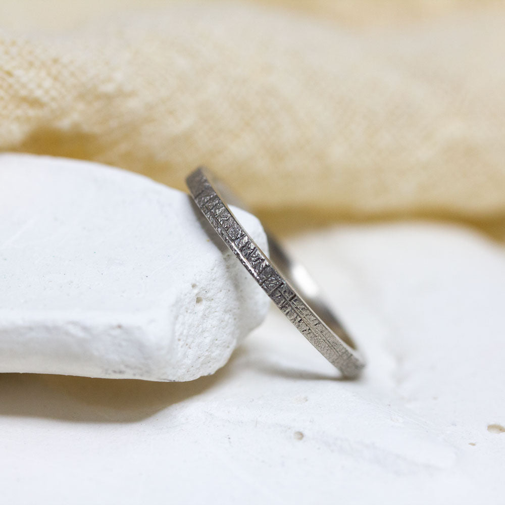 bague de mariage Hélia 1,5mm en or gris palladié créée dans un atelier de joaillerie à Paris.