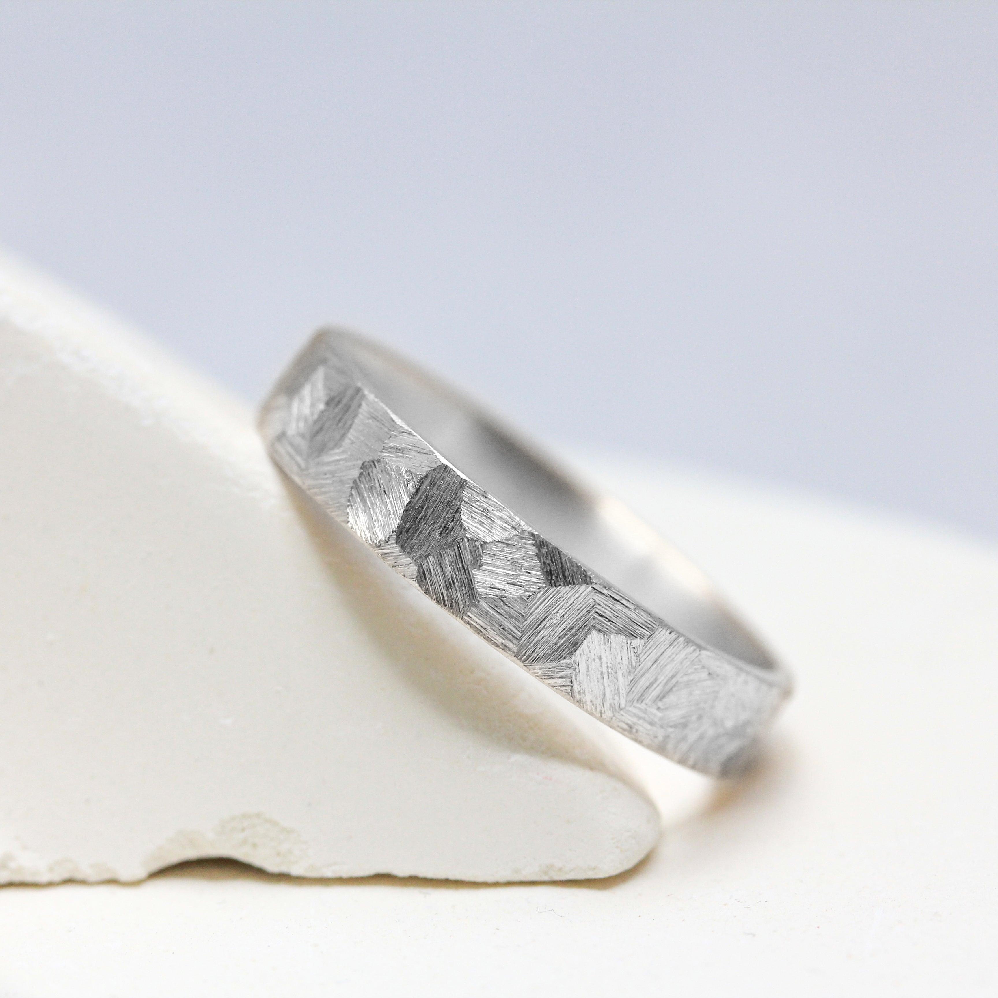 Alliance originale Staël ruban plat 5 mm, réalisée en or jaune 18 carats Fairmined à Paris - Paulette à Bicyclette