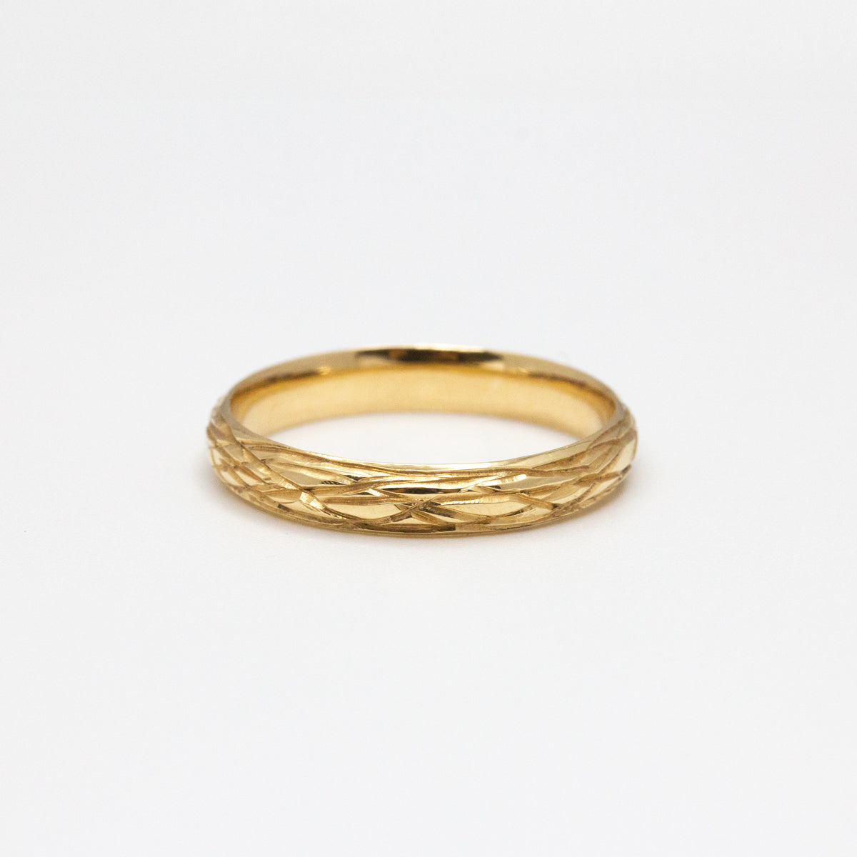 Alliance de mariage originale en or jaune 18 carats Fairmined. Joaillerie éthique et artisanale.