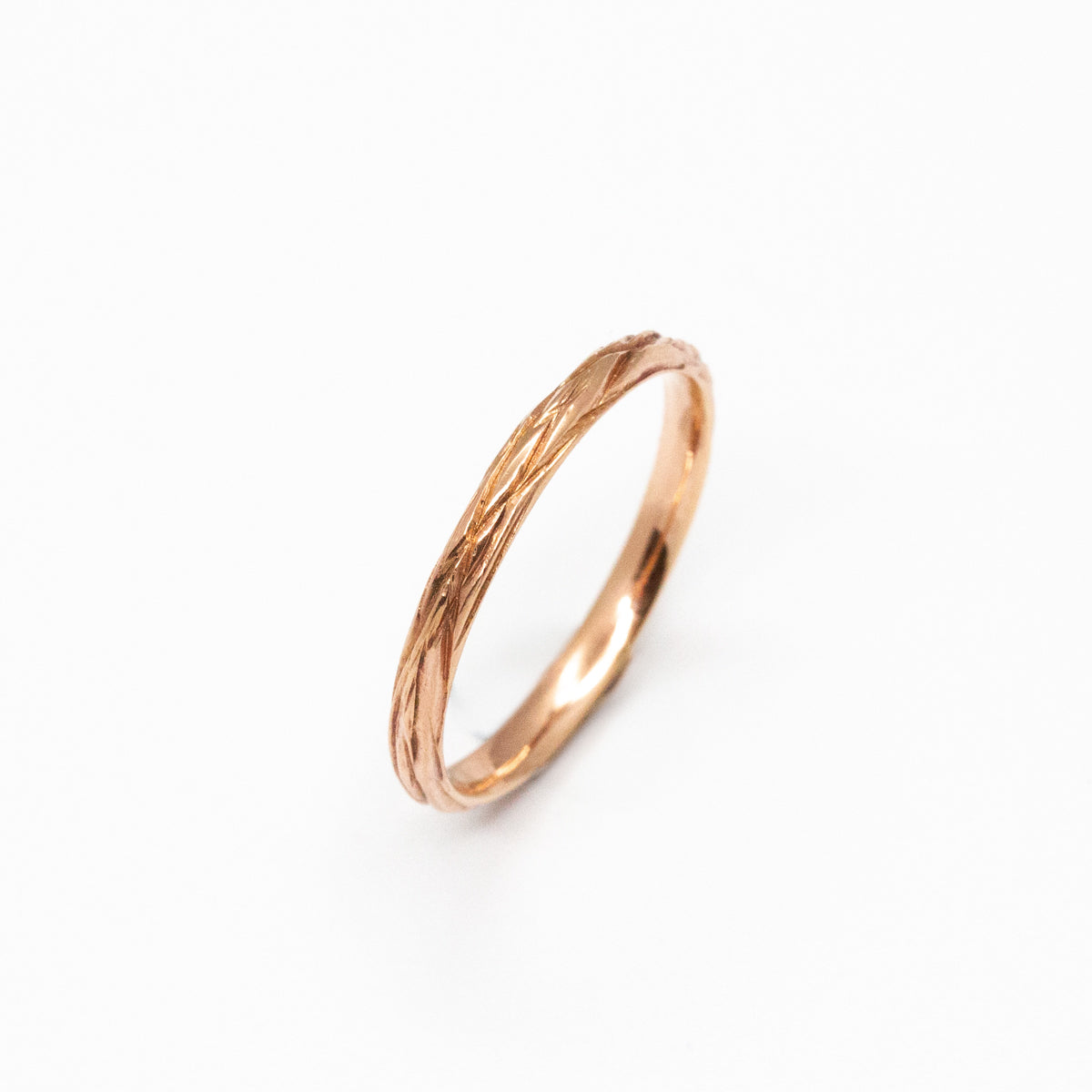 Alliance Amandier pour femme, demi-jonc fin en or rouge 18 carats Fairmined made in France.