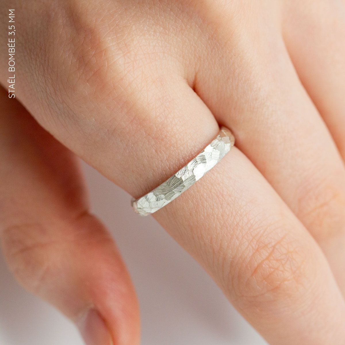 Alliance mixte argent brossé avec texture Staël.
Bague mariage et union.
Alliance fabriquée dans notre atelier parisien par nos joaillères de façon artisanale.