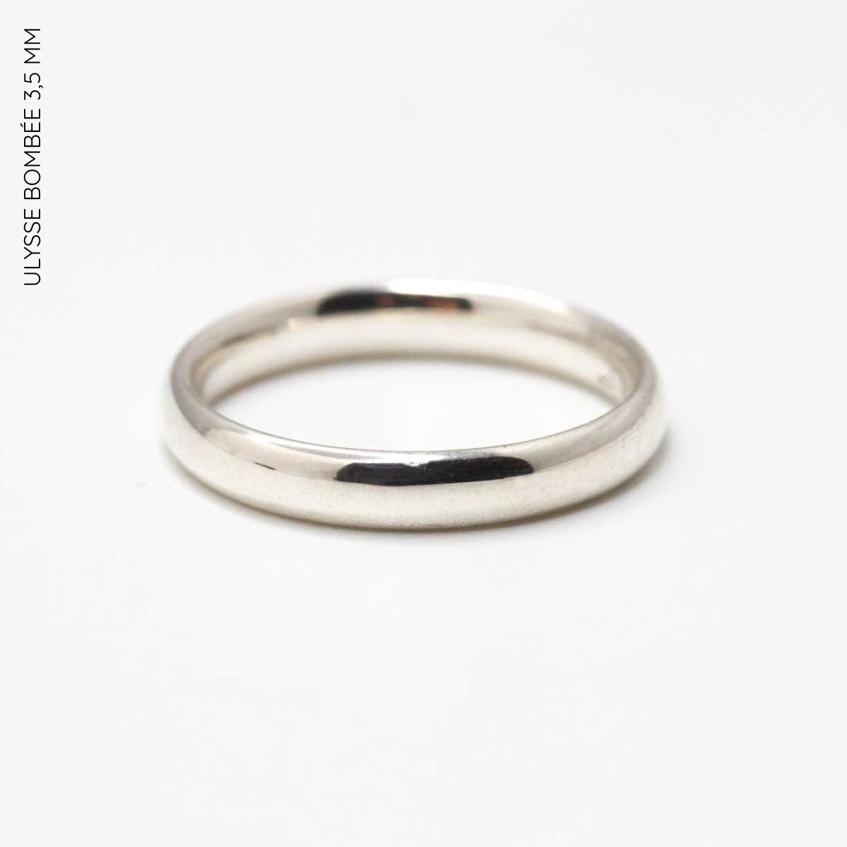 Alliance en argent réalisée dans notre atelier Parisien par nos artisans.
Ethique et responsable.
Boutique Paris et Lyon.
