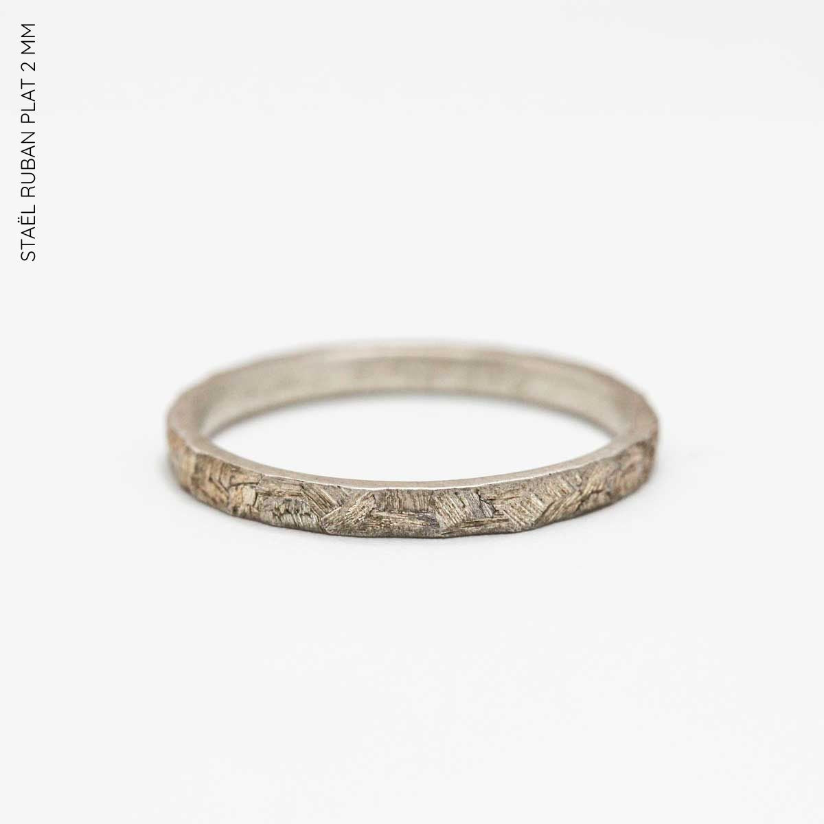 Alliance argent brossé avec la texture Staël.
Mariage et union.
Alliance fabriquée dans notre atelier parisien par nos joaillères de façon artisanale.