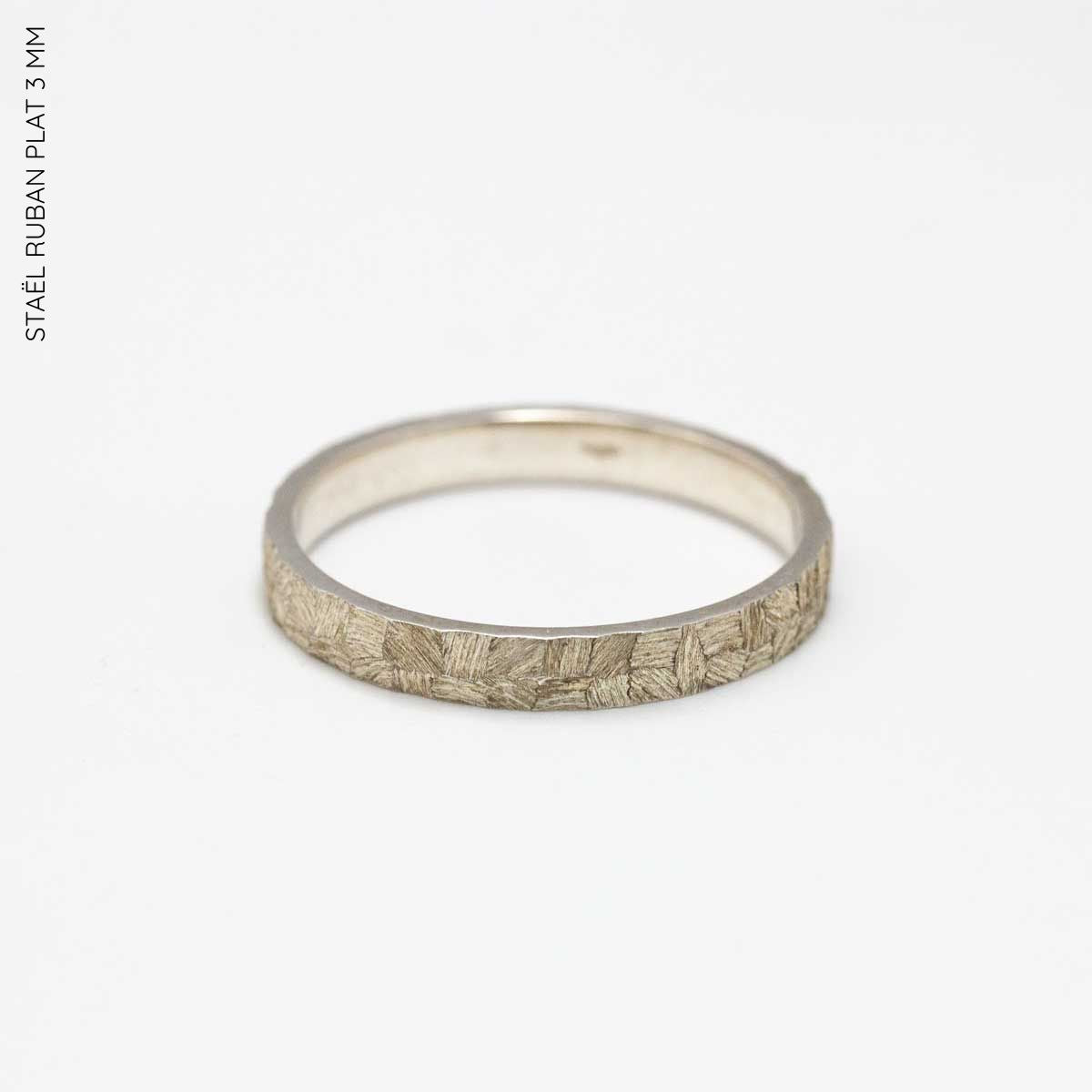 Alliance homme argent brossé avec texture Staël.
Mariage et union.
Alliance fabriquée dans notre atelier parisien par nos joaillères de façon artisanale.