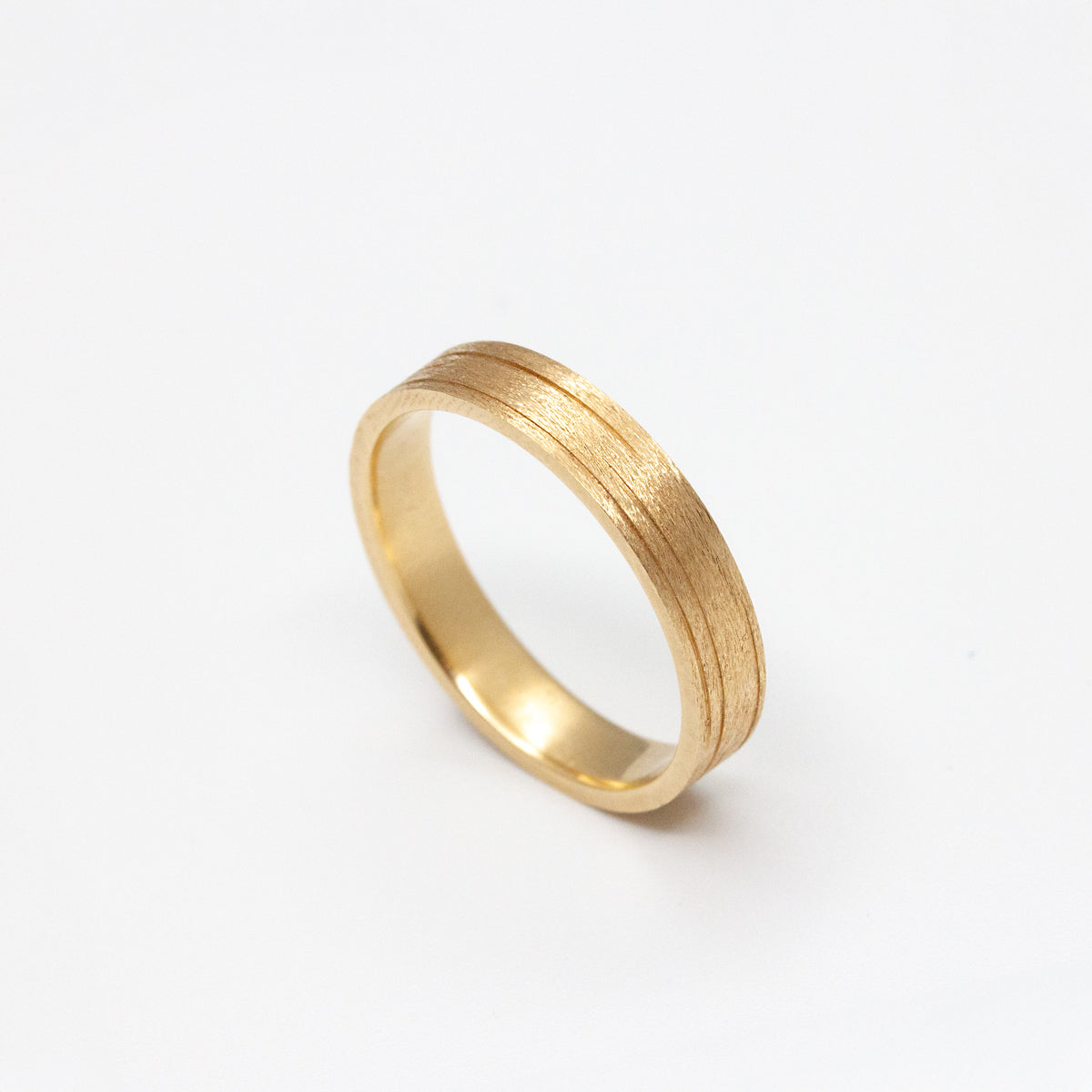 Alliance Casildée - ruban 4 mm réalisée en or rose champagne 18 carats Fairmined à Paris