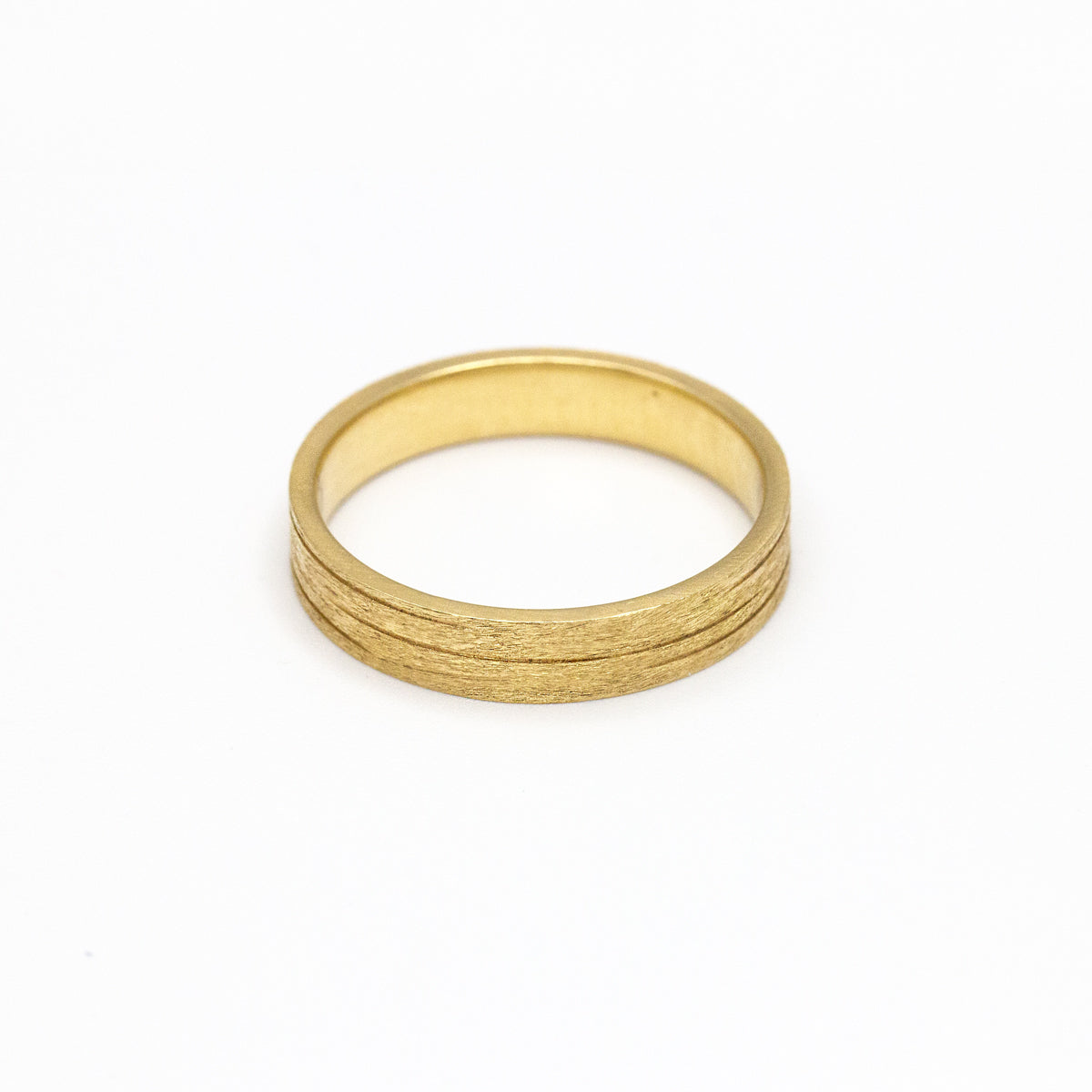 Alliance Casildée - ruban 4 mm réalisée en or jaune 18 carats Fairmined à Paris