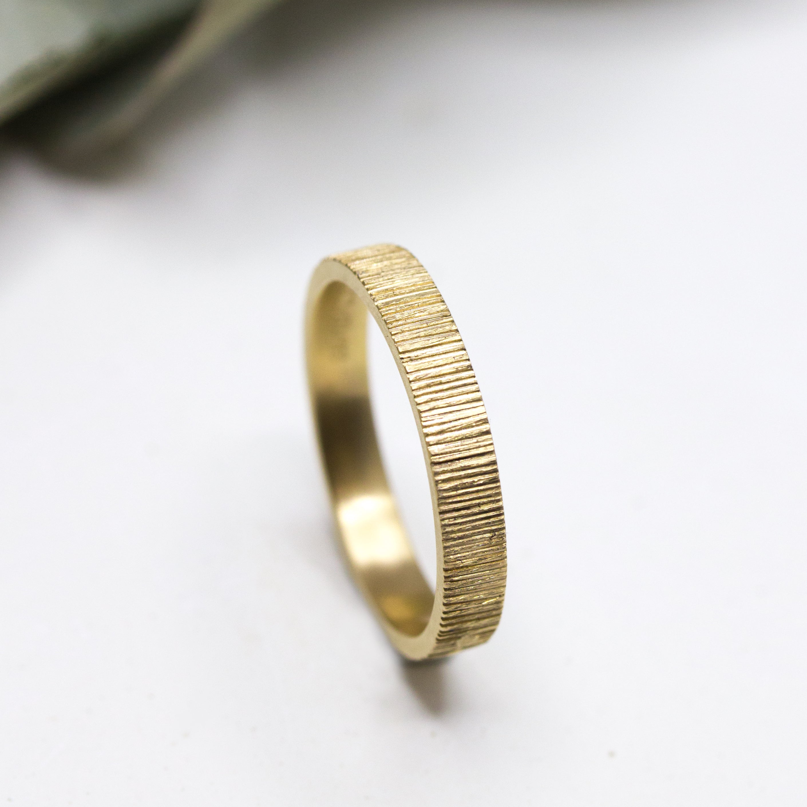 Alliance mariage en or éthique Fairmined, fabriqué dans notre atelier de joaillerie à Paris.