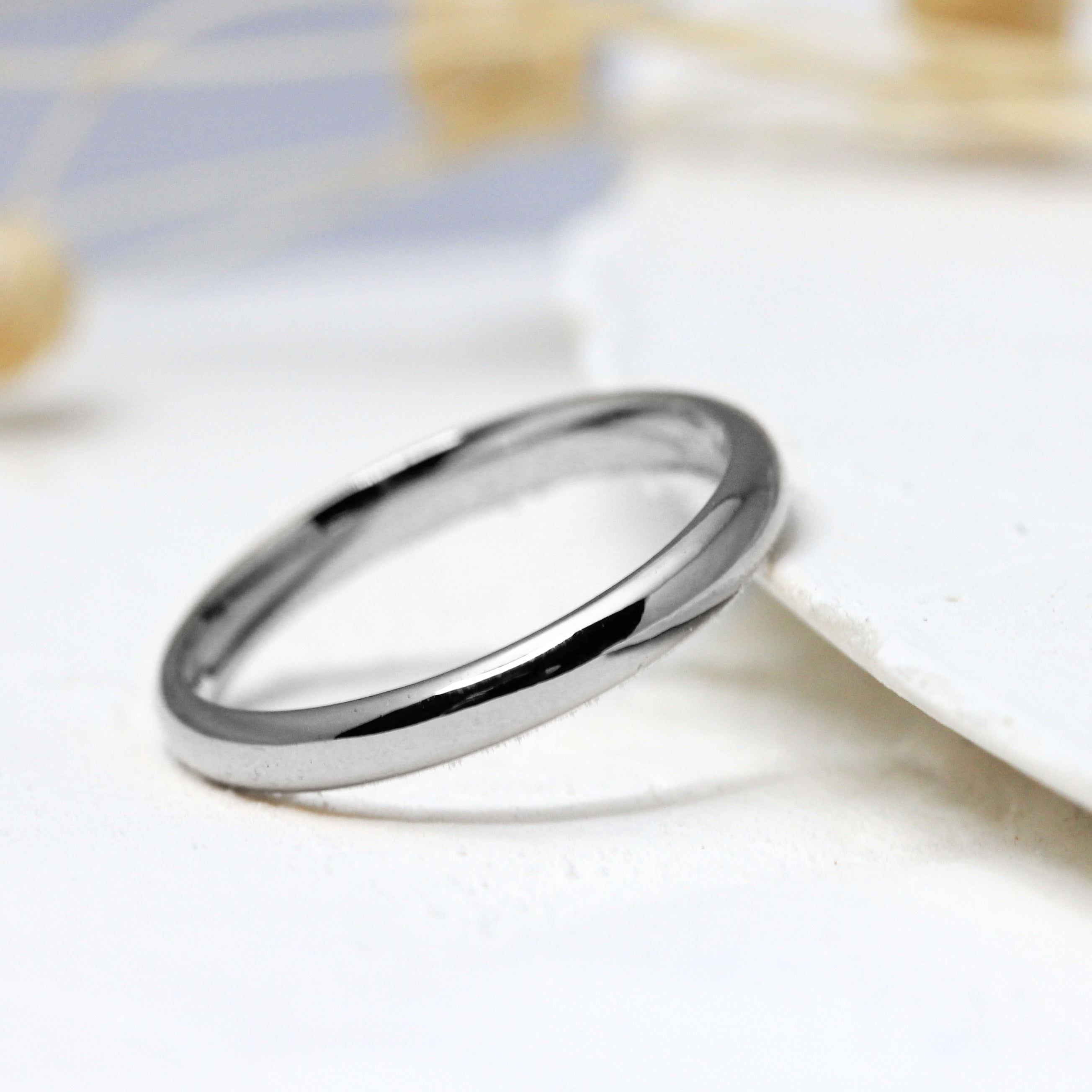 Alliance Ulysse - bombée 3 mm réalisée en or blanc 18 carats Fairmined à Paris