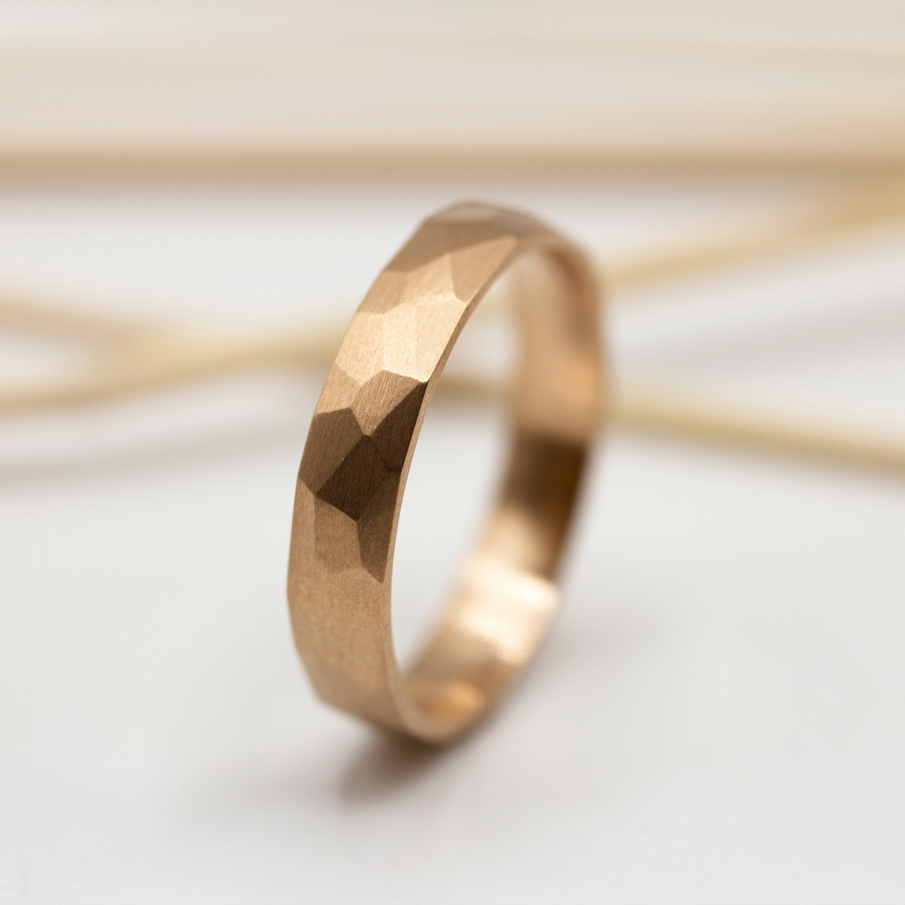 Alliance de mariage en or jaune 18 carats Fairmined, fabriquée en France, à Paris.