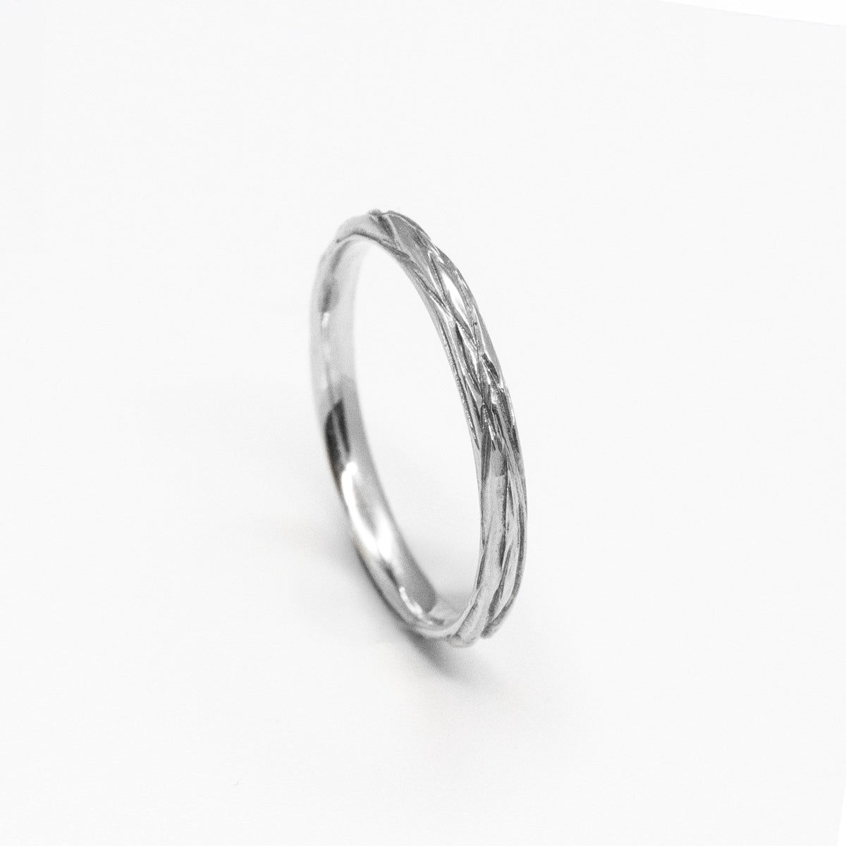 Anneau de mariage Amandier - demi-jonc 3 mm réalisée en or blanc 18 carats Fairmined à Paris