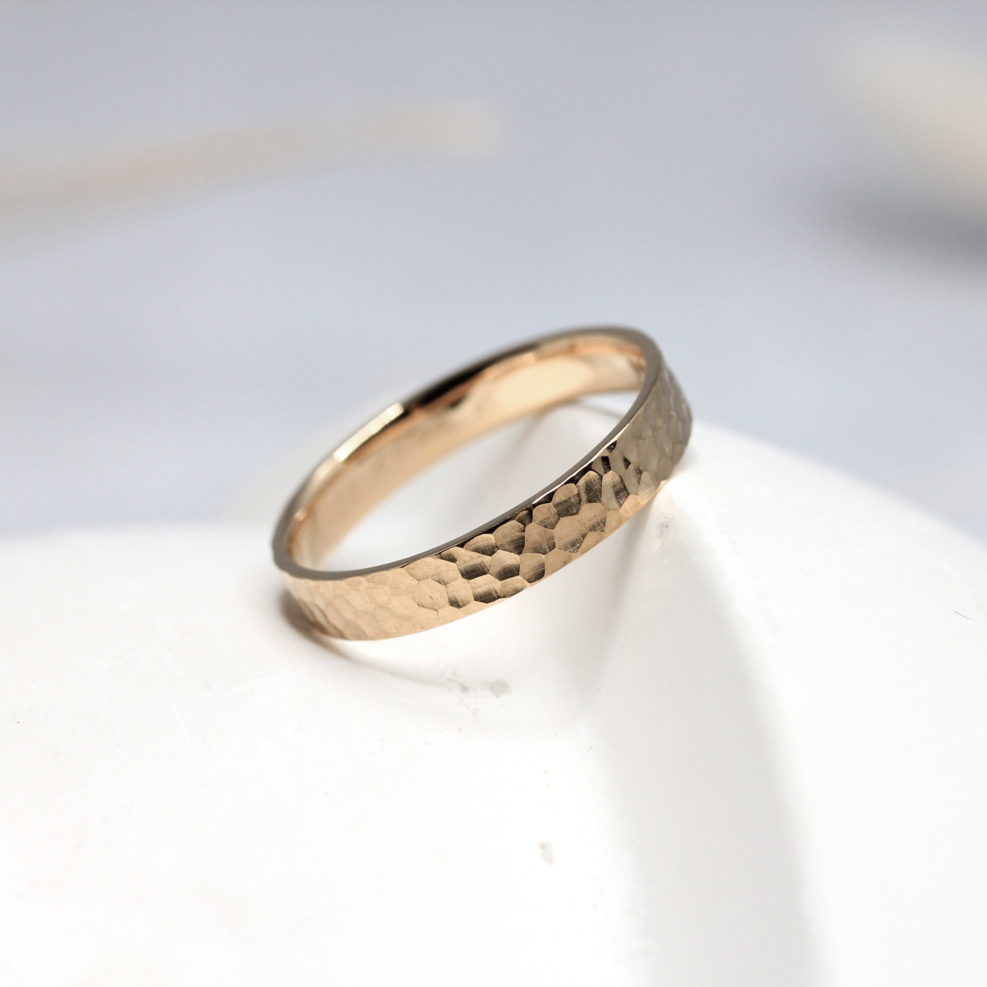 Alliance originale martelée Sarita - ruban 3 mm pour homme et femme réalisée en or jaune 18 carats Fairmined à Paris