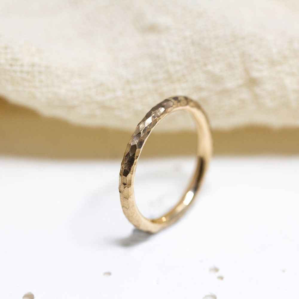 Alliance martelée en or rose-champagne éthique.