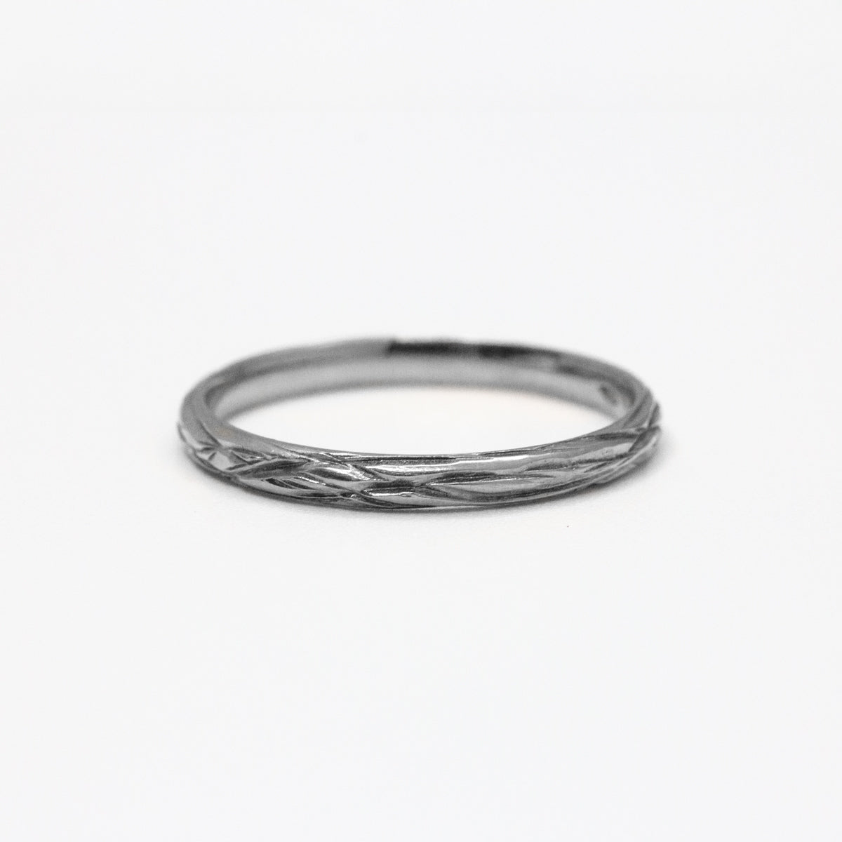 Anneau de mariage Amandier fin en or gris éthique 18 carats réalisée au sein d'un atelier de joaillerie artisanal à Paris.