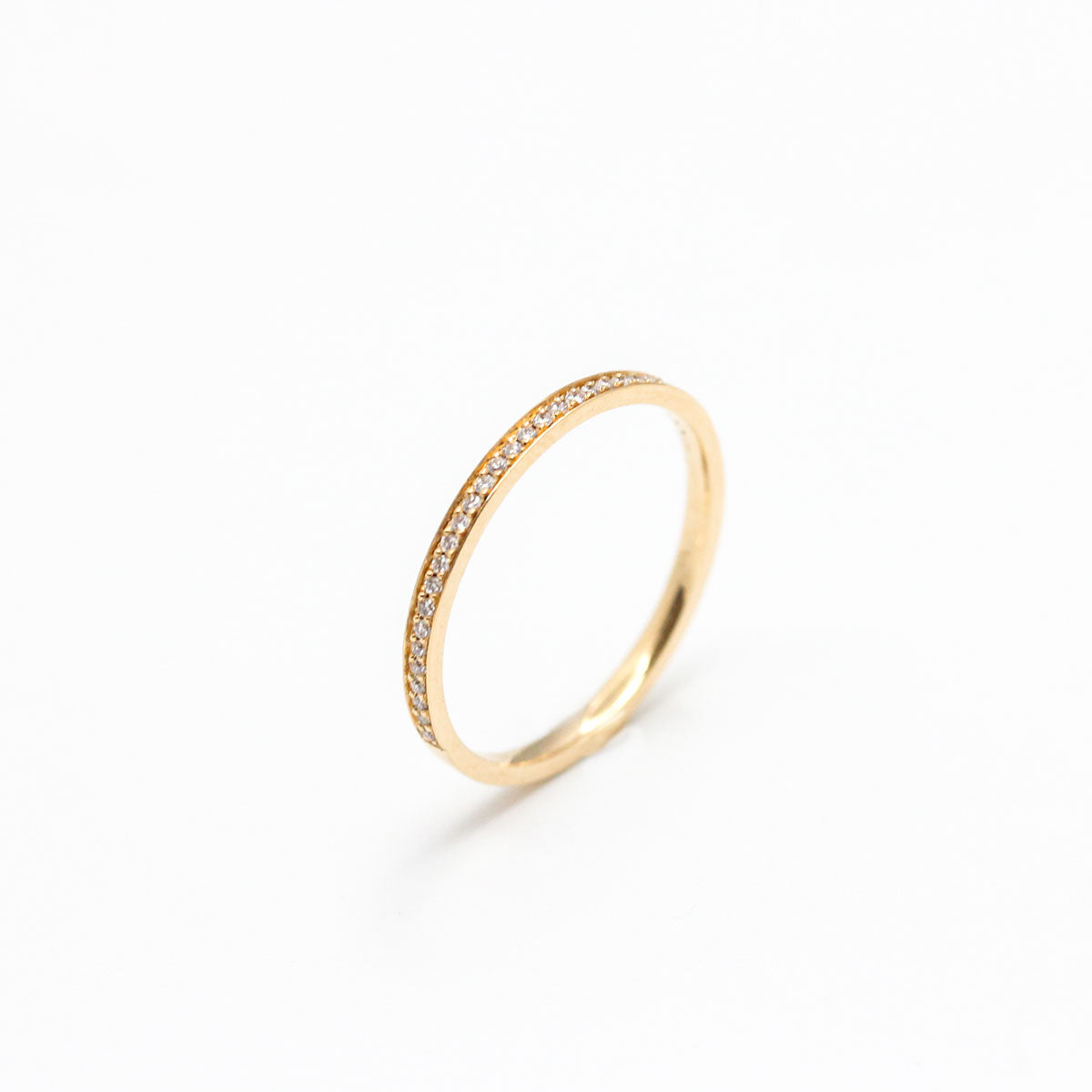 Alliance fine pavée de diamants de synthèse en or recyclé Mira, Joaillerie éthique et fabrication artisanale à Paris et Lyon Paulette à Bicyclette