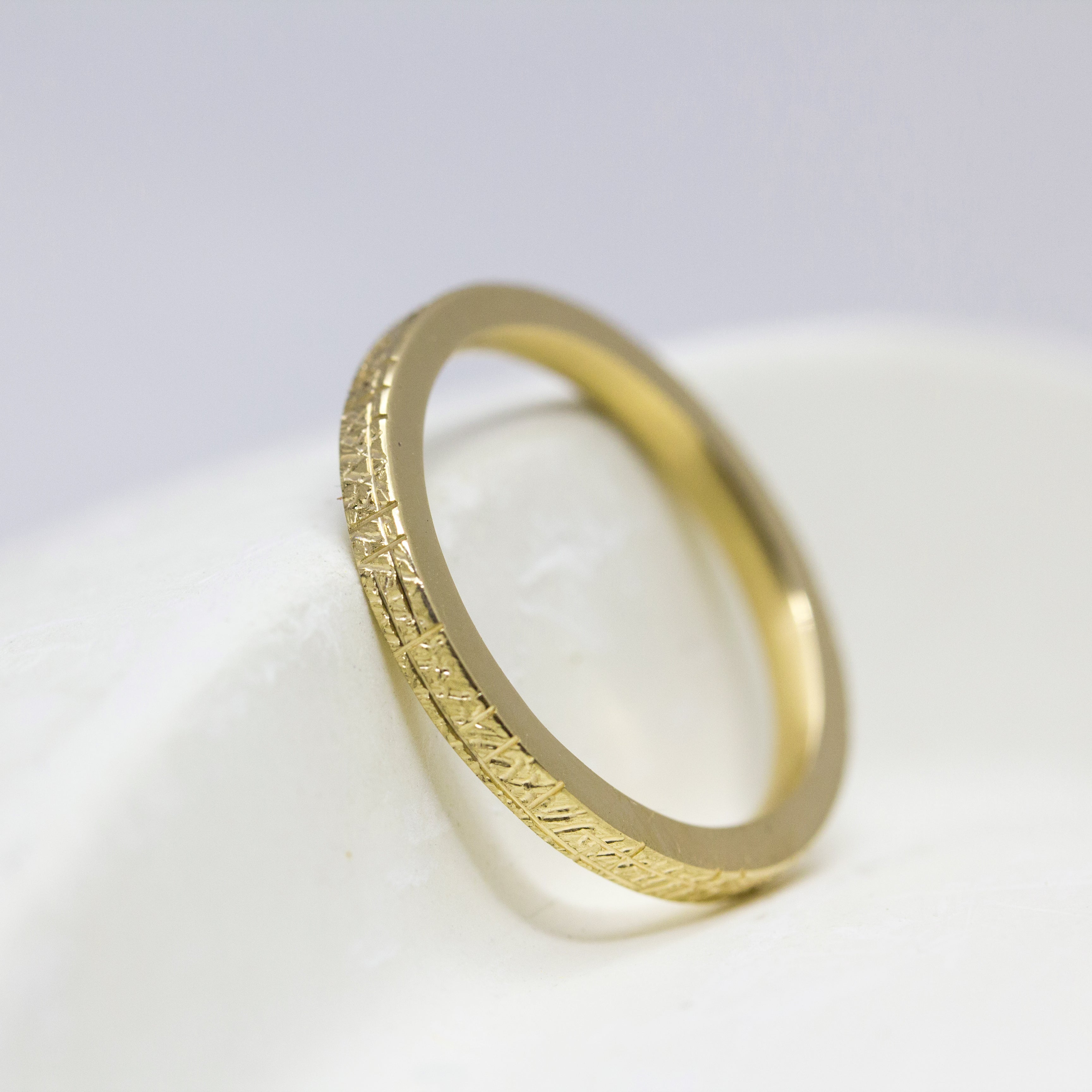 Alliance fine ruban en or jaune texturé avec motif original Hélia