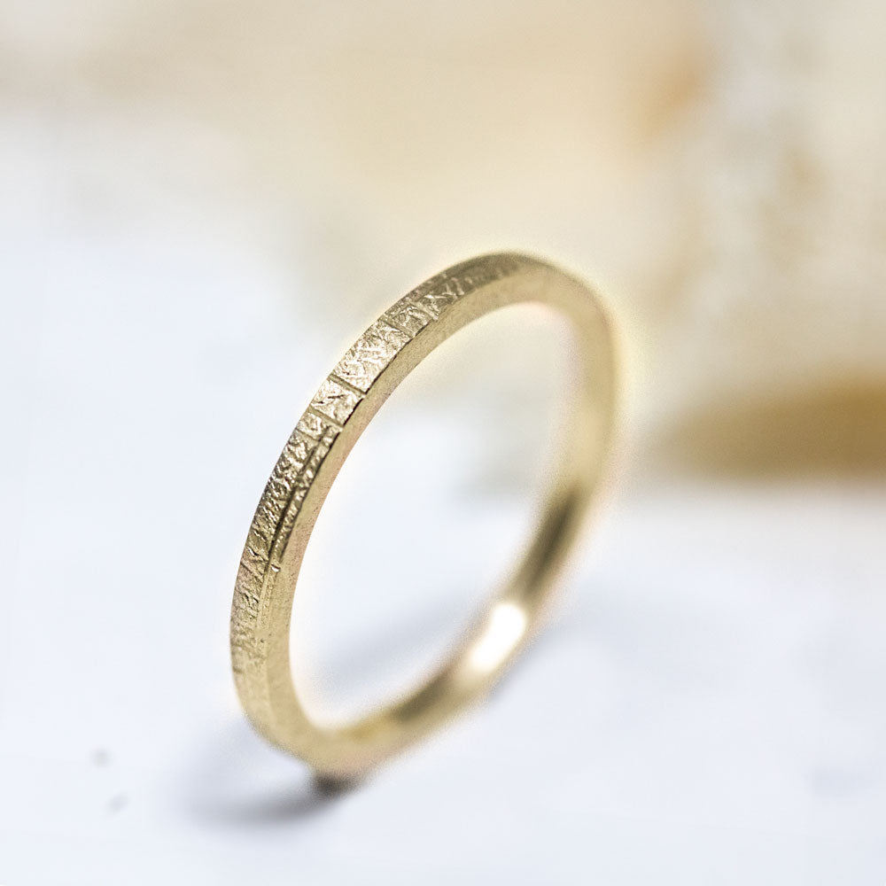 Alliance fine ruban en or jaune texturé avec motif original Hélia