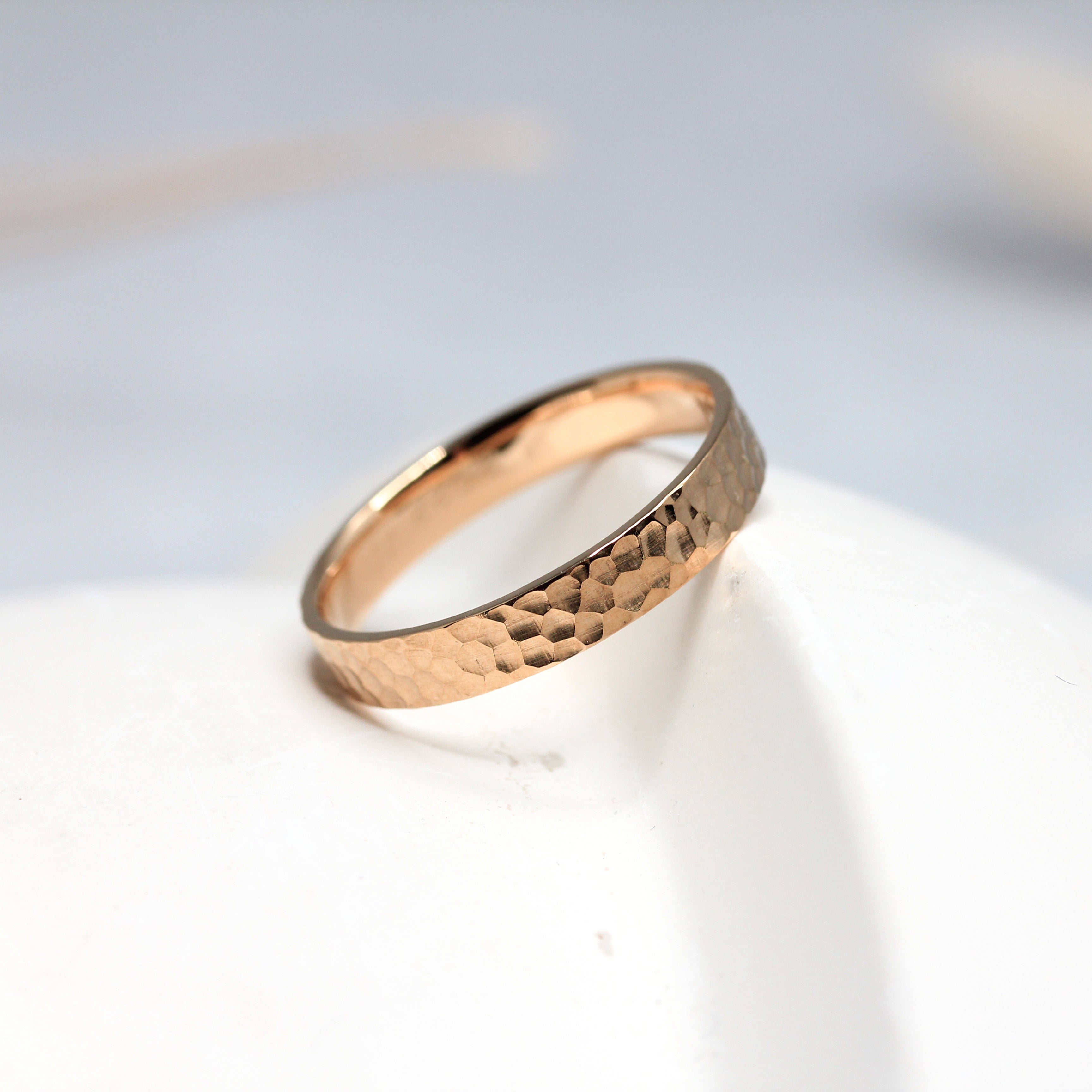 Alliance originale martelée Sarita - ruban 3 mm pour homme et femme réalisée en or 18 carats Fairmined à Paris