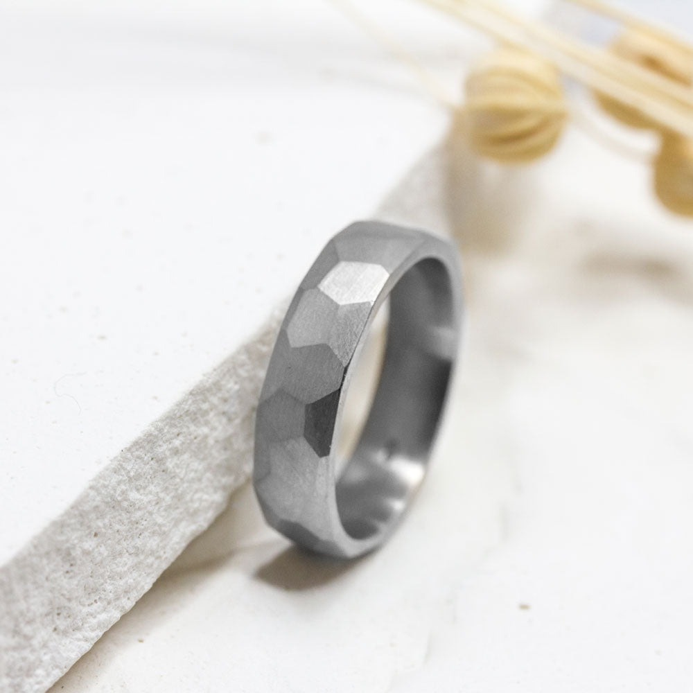Alliance homme mate et brute réalisée dans un atelier de joaillerie à Paris.
