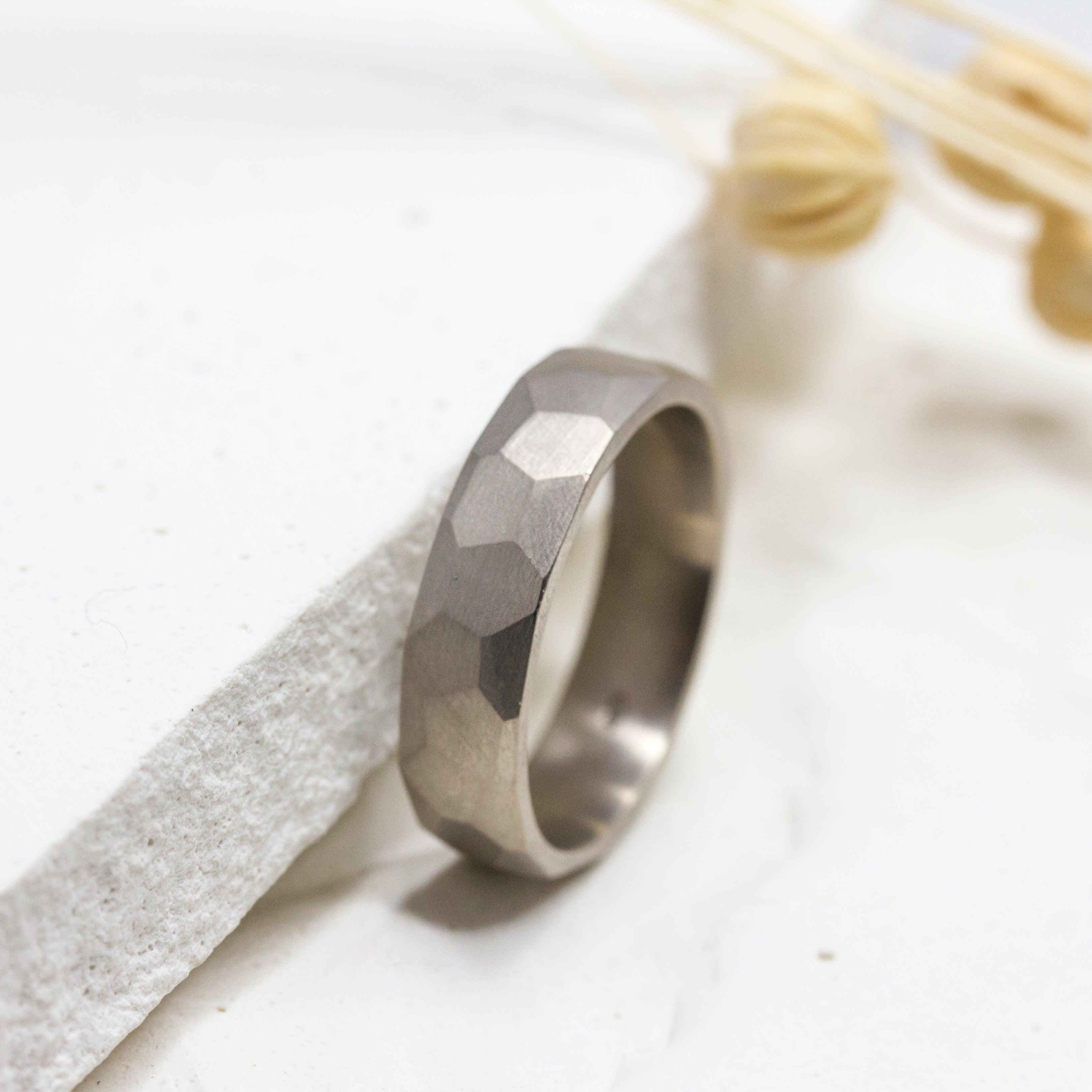 Alliance homme mate et brute réalisée dans un atelier de joaillerie à Paris.
