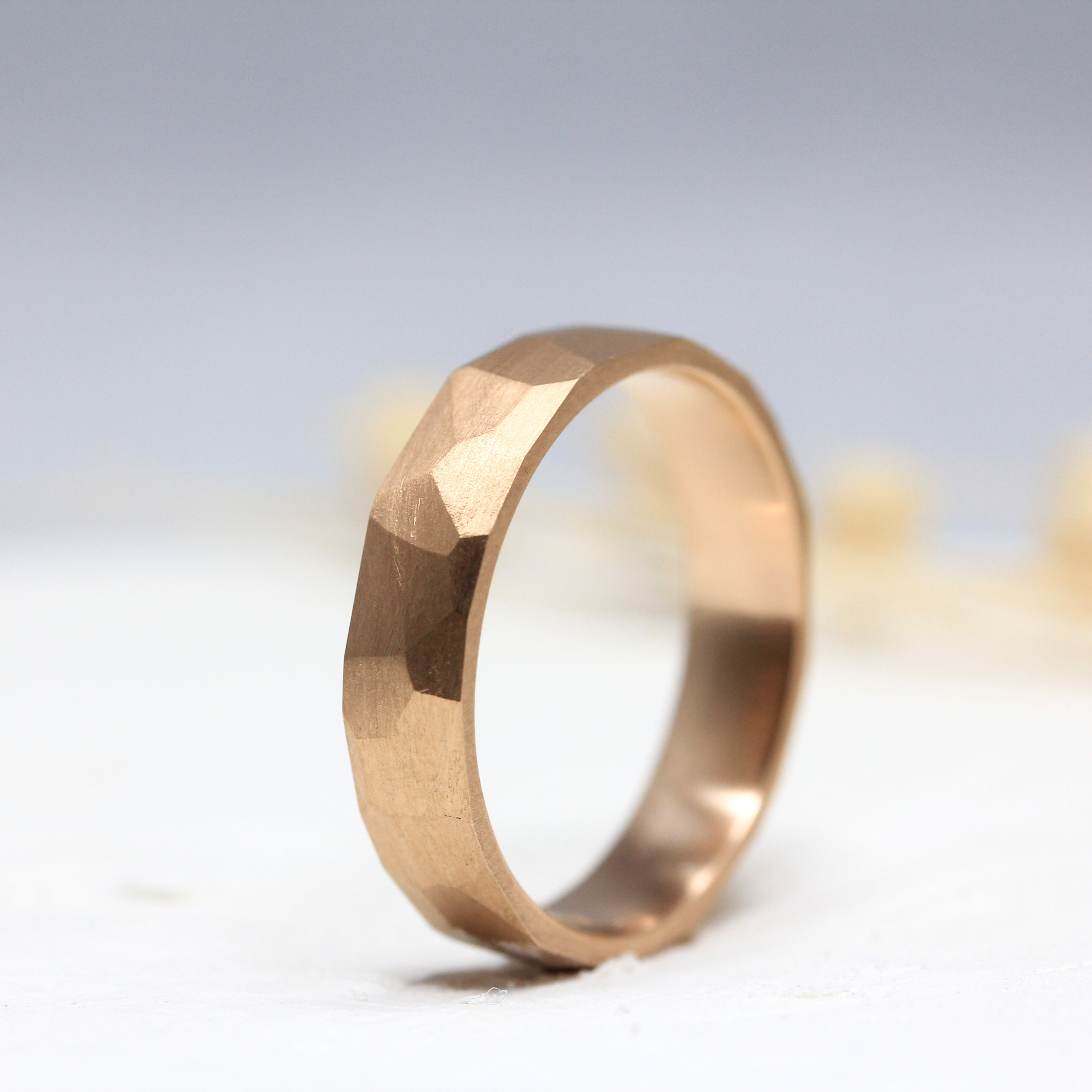 Alliance homme mate et brute réalisée dans un atelier de joaillerie à Paris.