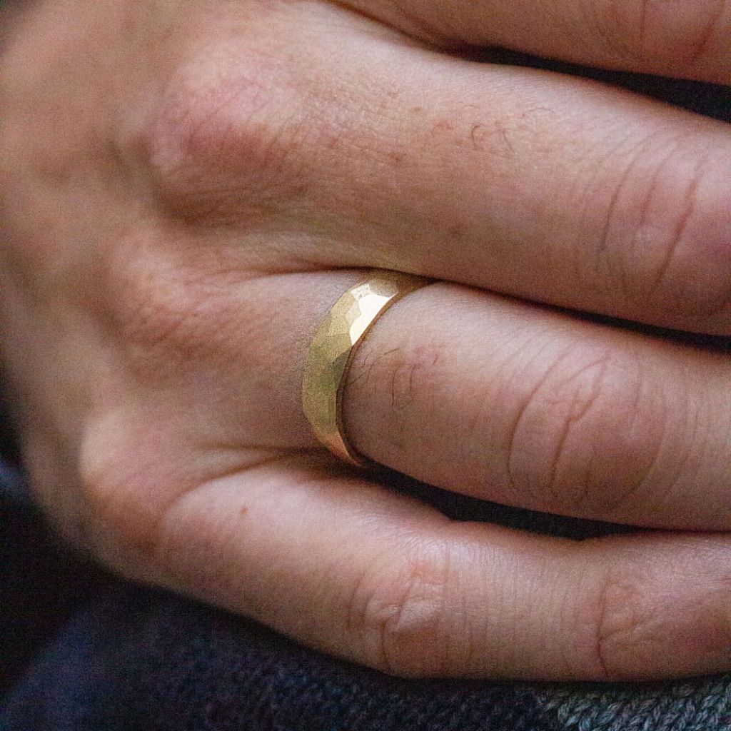 Alliance homme mate et brute réalisée dans un atelier de joaillerie à Paris.