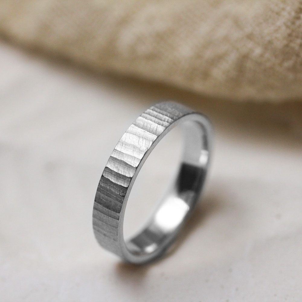 Alliance homme en or blanc éthique.
Fabriqué dans notre atelier Parisien.