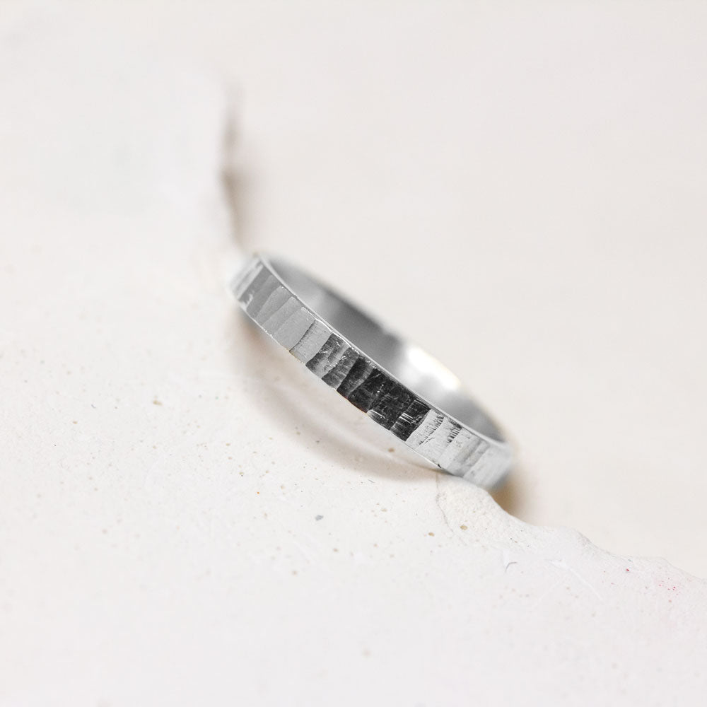 Alliance originale Jalons en or texturé rainuré 18 carats. Fabrication artisanale dans un atelier de joaillerie française à Paris
