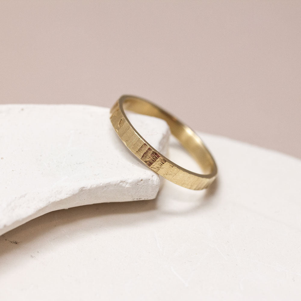 Alliance originale Jalons en or texturé rainuré 18 carats. Fabrication artisanale dans un atelier de joaillerie française à Paris