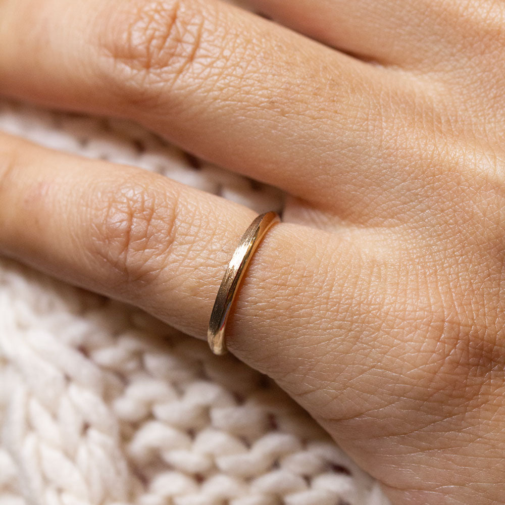 Alliance de mariage en or brossé 18 carats Fairmined.