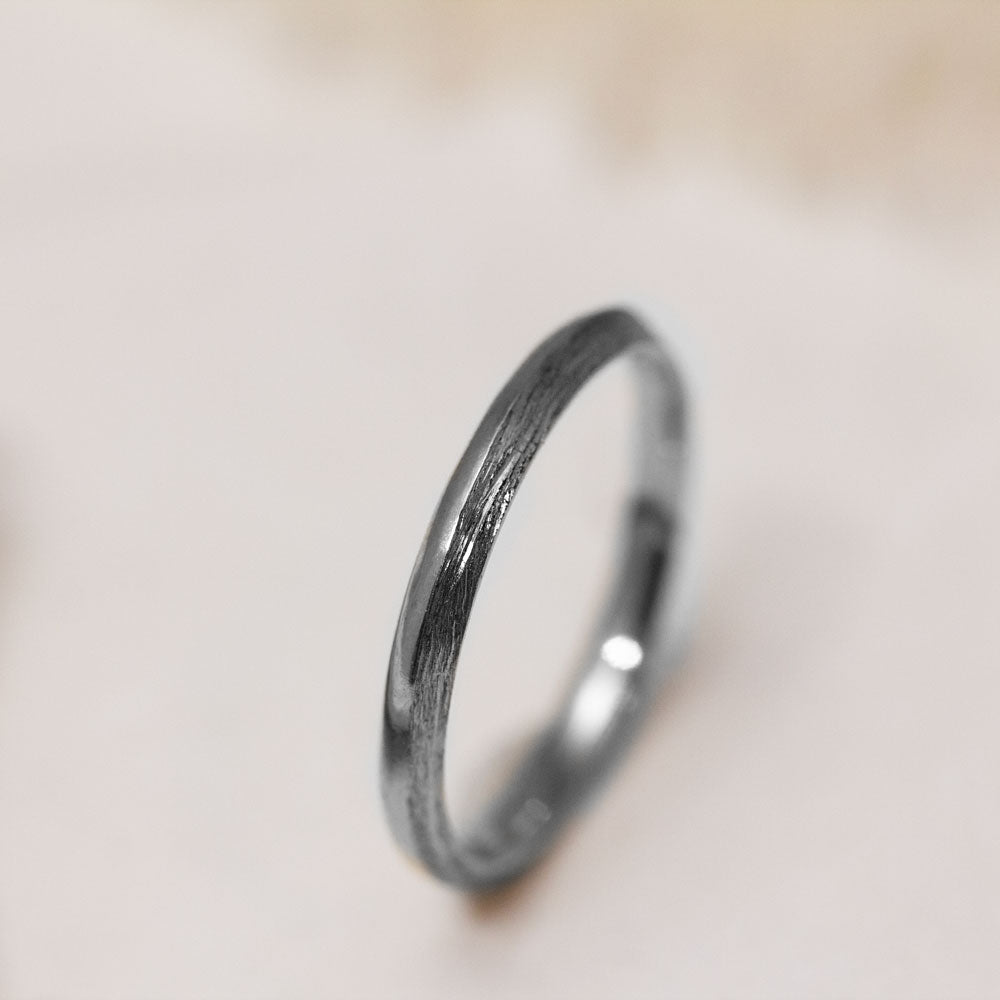 Alliance en or gris palladié Fairmined. Made in France, dans notre atelier de joaillerie parisien.