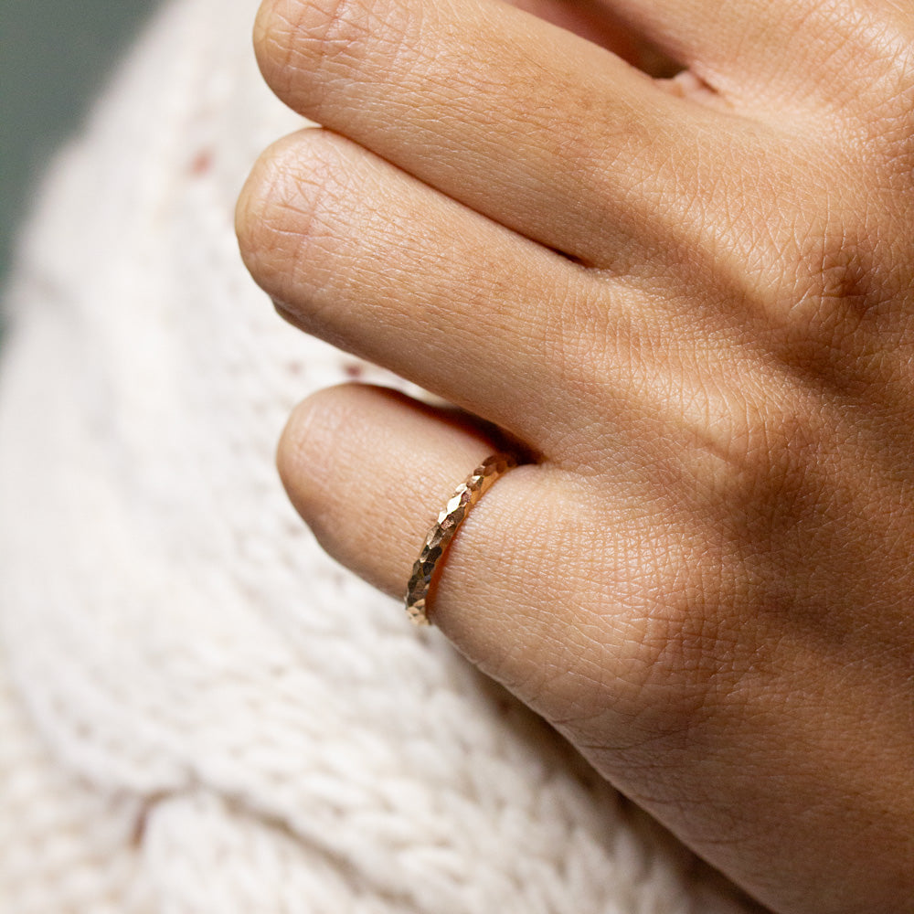 Alliance mariage martelée en or éthique Fairmined 18 carats