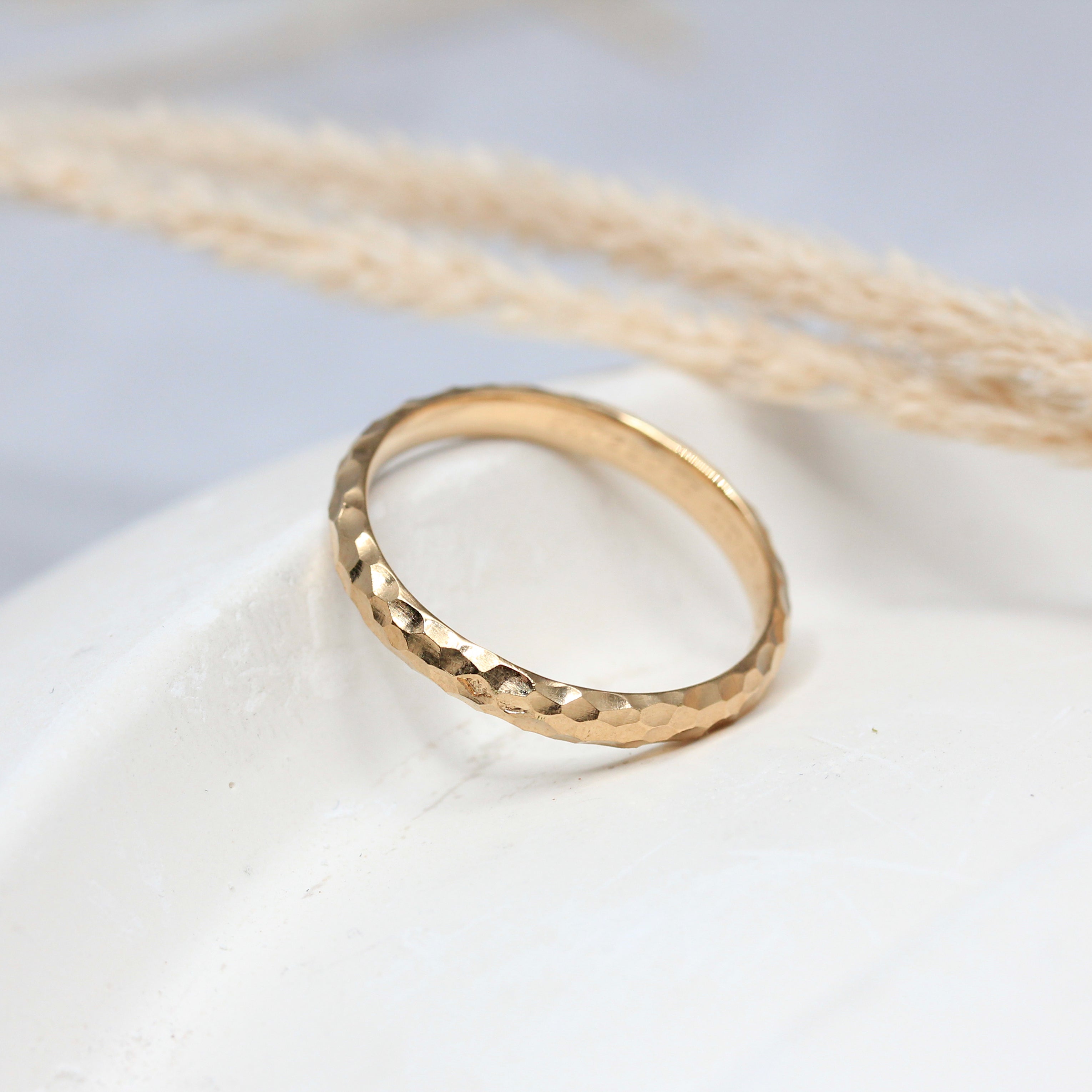 Alliance or martelée mariage. Joaillerie éthique à Paris et Lyon.