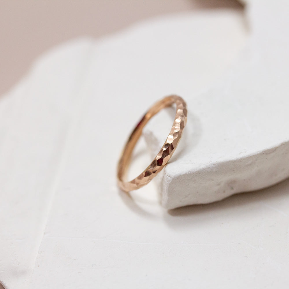 Alliance or éthique en or rouge 18 carats Fairmined, made in France.