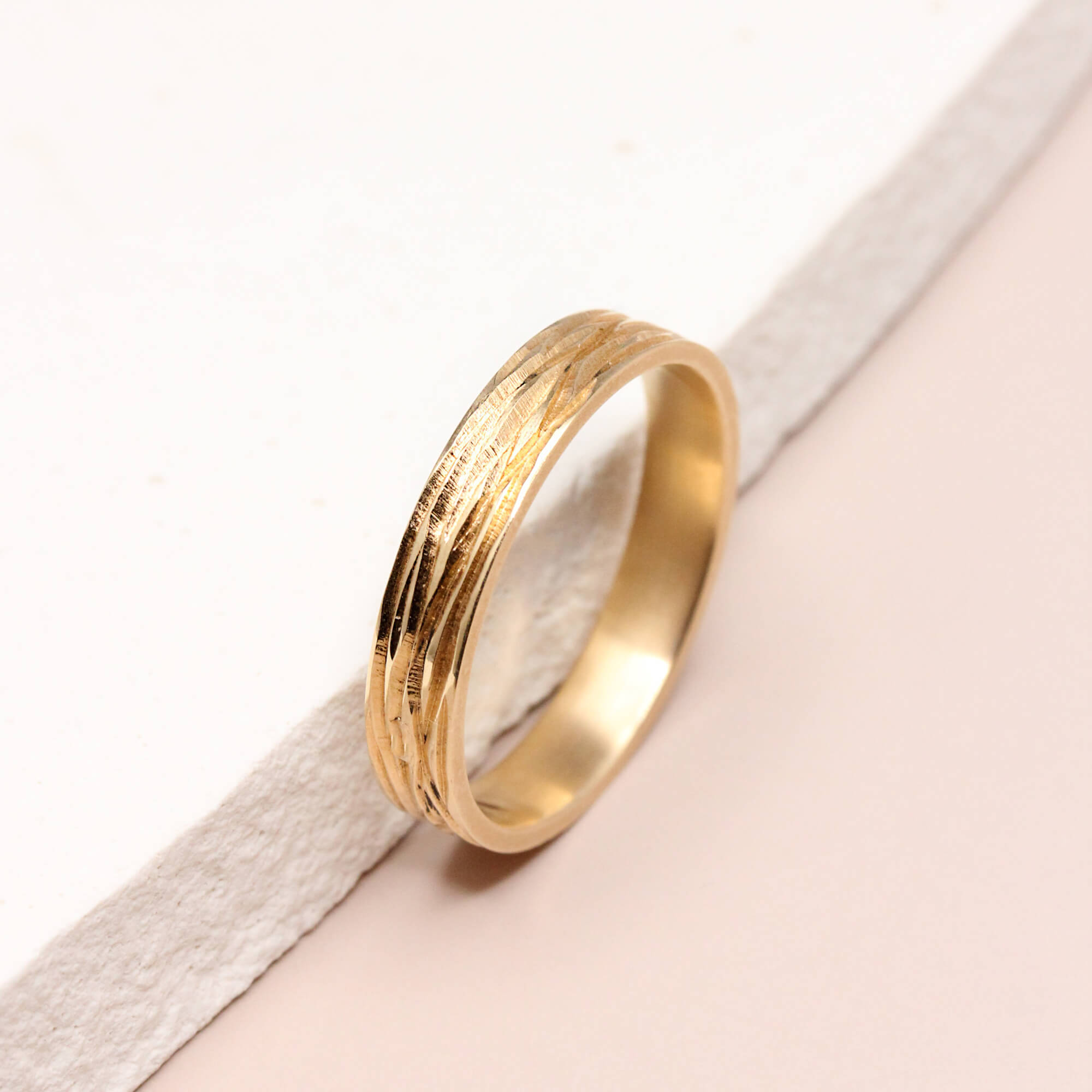 Alliance en or gris palladié 18 carats Fairmined.