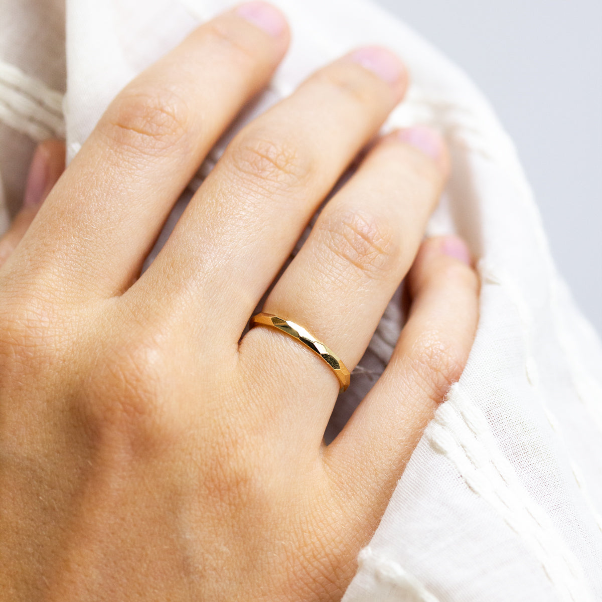 Alliance artisanale en or rose éthique Fairmined, réalisée dans notre propre atelier de joaillerie à Paris