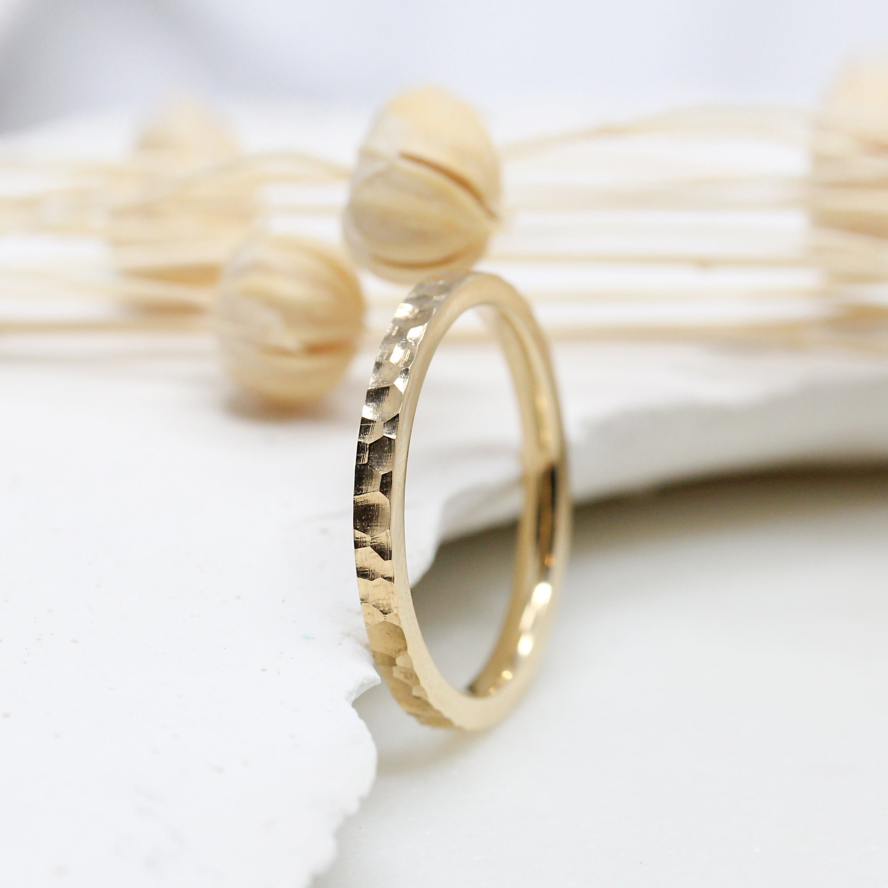 Alliance de mariage originale martelée en or éthique Fairmined