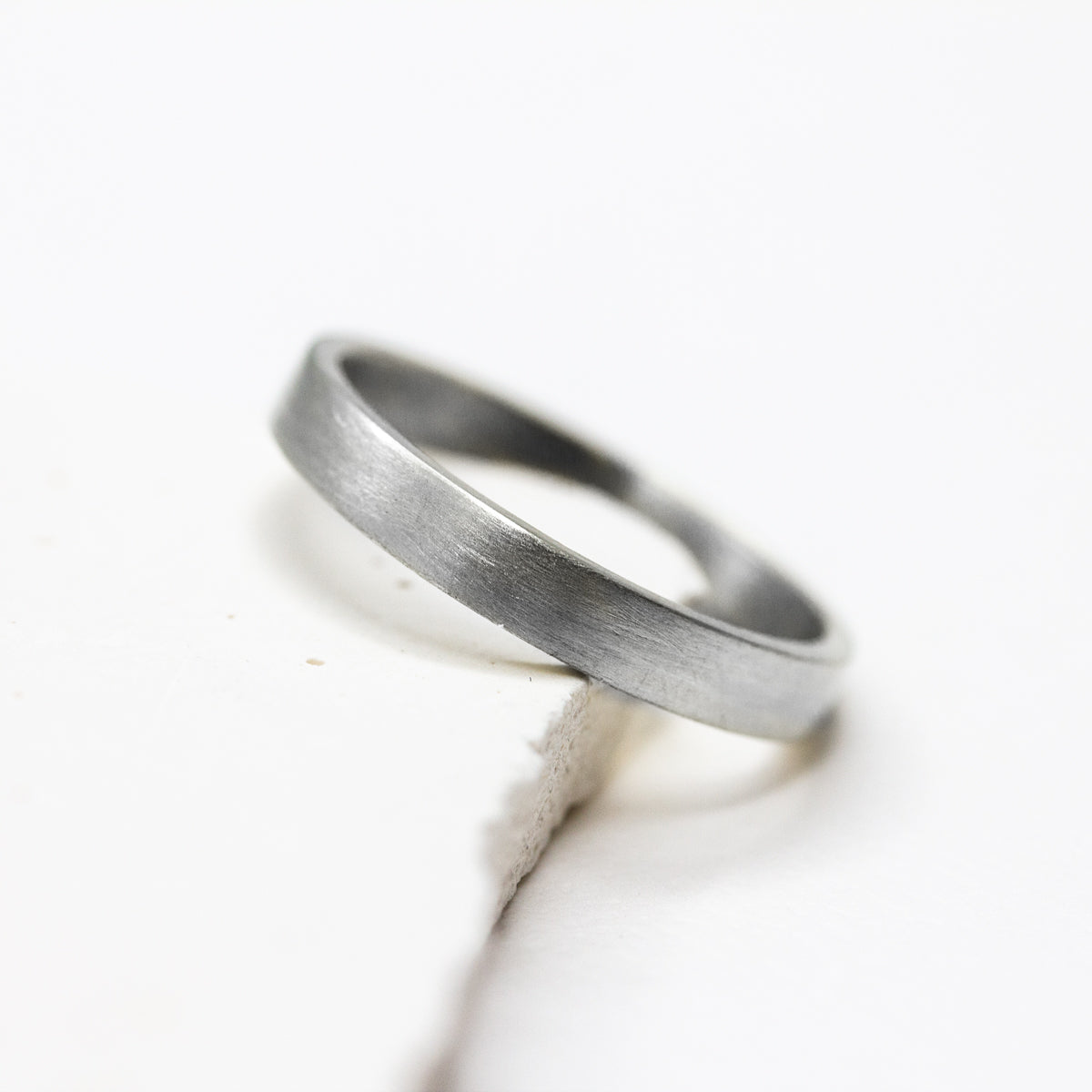 Alliance Mathéa texturé.
Fabriqué dans notre atelier Parisien.