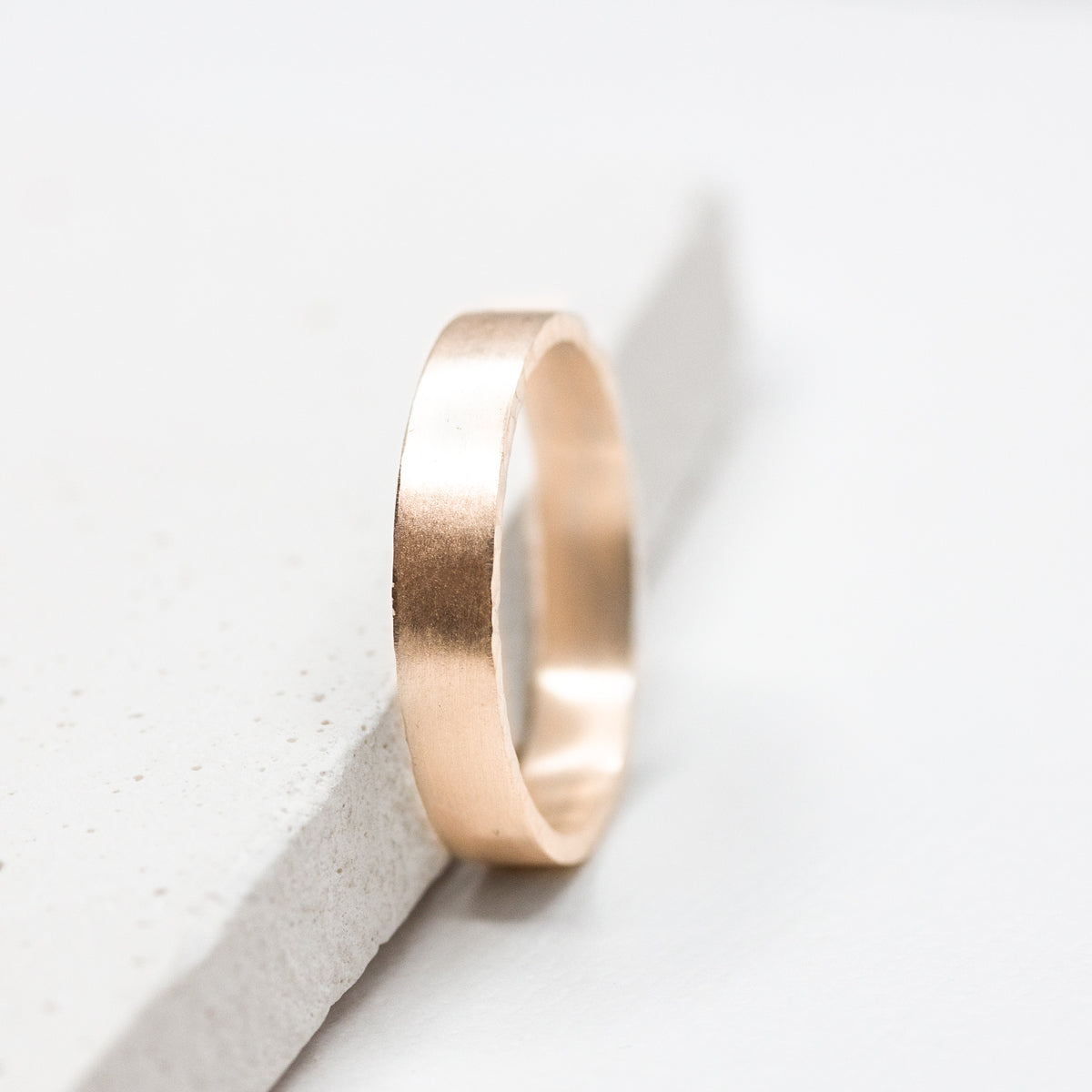 Alliance Mathéa en or fairmined.
Fabriquée dans notre atelier Parisien.