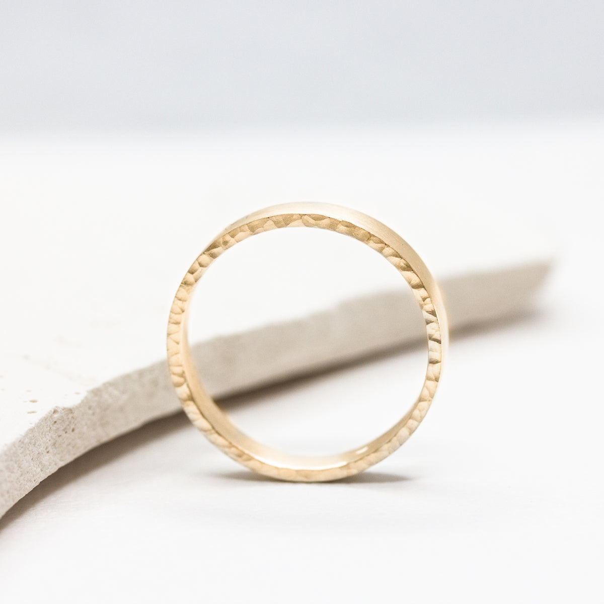 Alliance Mathéa en or fairmined.
Fabriquée dans notre atelier Parisien.