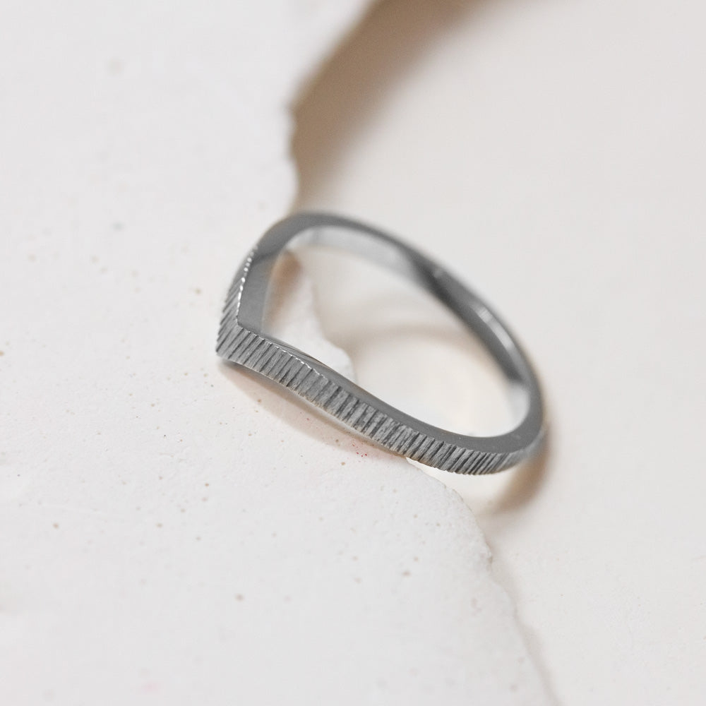 Alliance en or blanc éthique made in France.