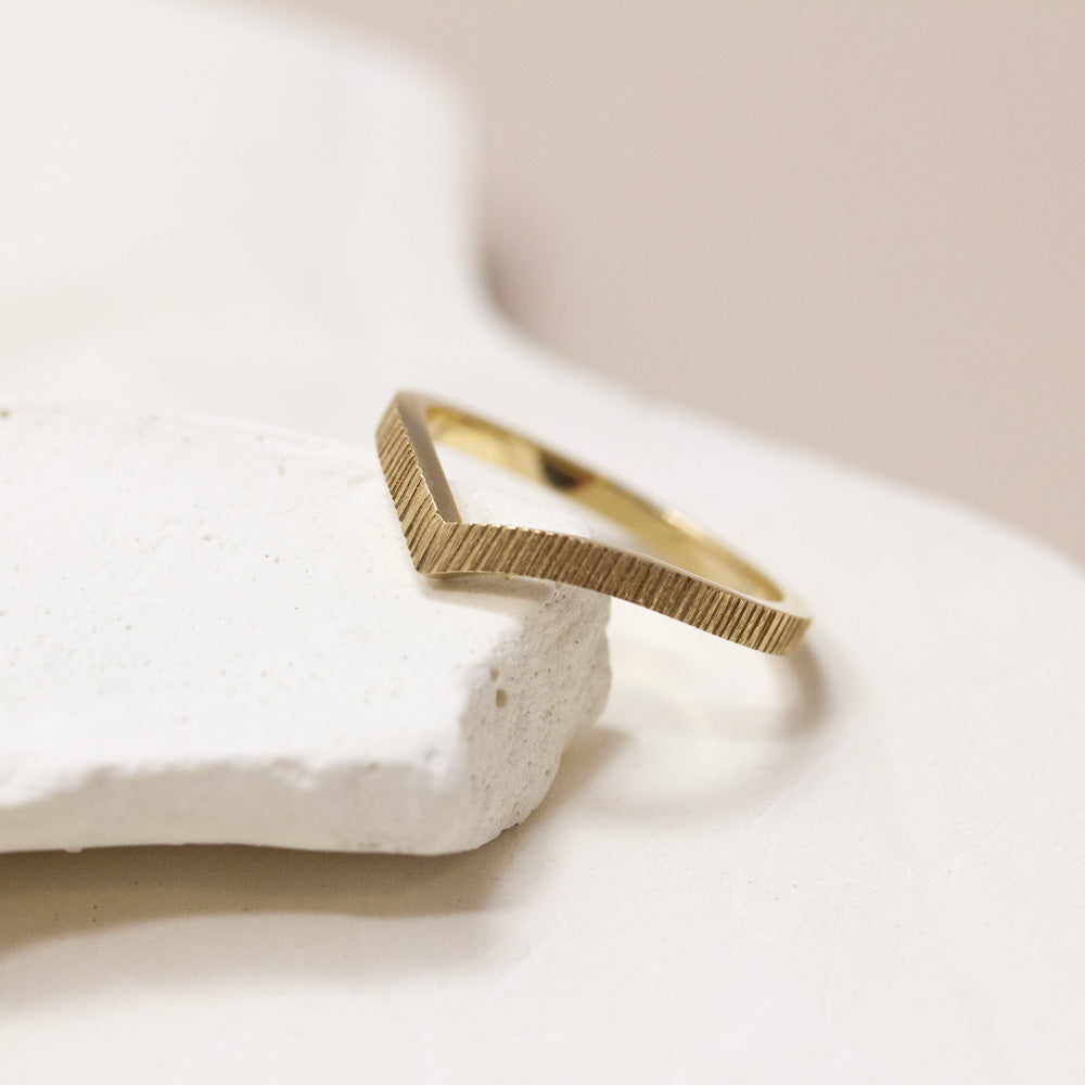 Alliance en or jaune Fairmined au sein d'un atelier de joaillerie artisanale.